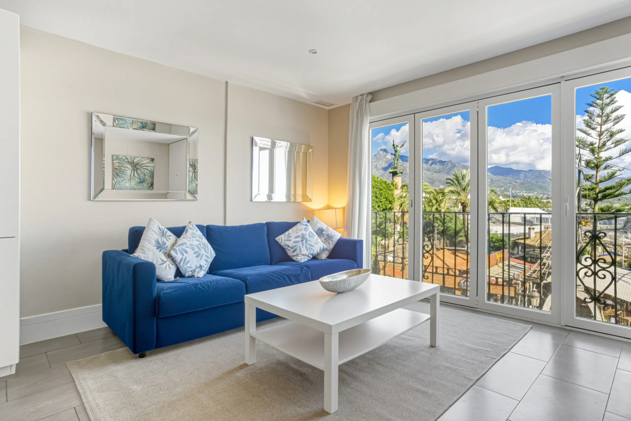 Beautiful beachfront apartment with sea and La Concha mountain views, located in a gated community in the heart of Puerto Banús. Just a few steps from the beach, restaurants, shops, and all amenities. This bright and welcoming property offers an unbeatabl