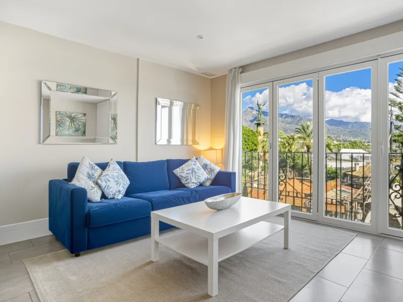 Beautiful beachfront apartment with sea and La Concha mountain views, located in a gated community in the heart of Puerto Banús. Just a few steps from the beach, restaurants, shops, and all amenities. This bright and welcoming property offers an unbeatabl