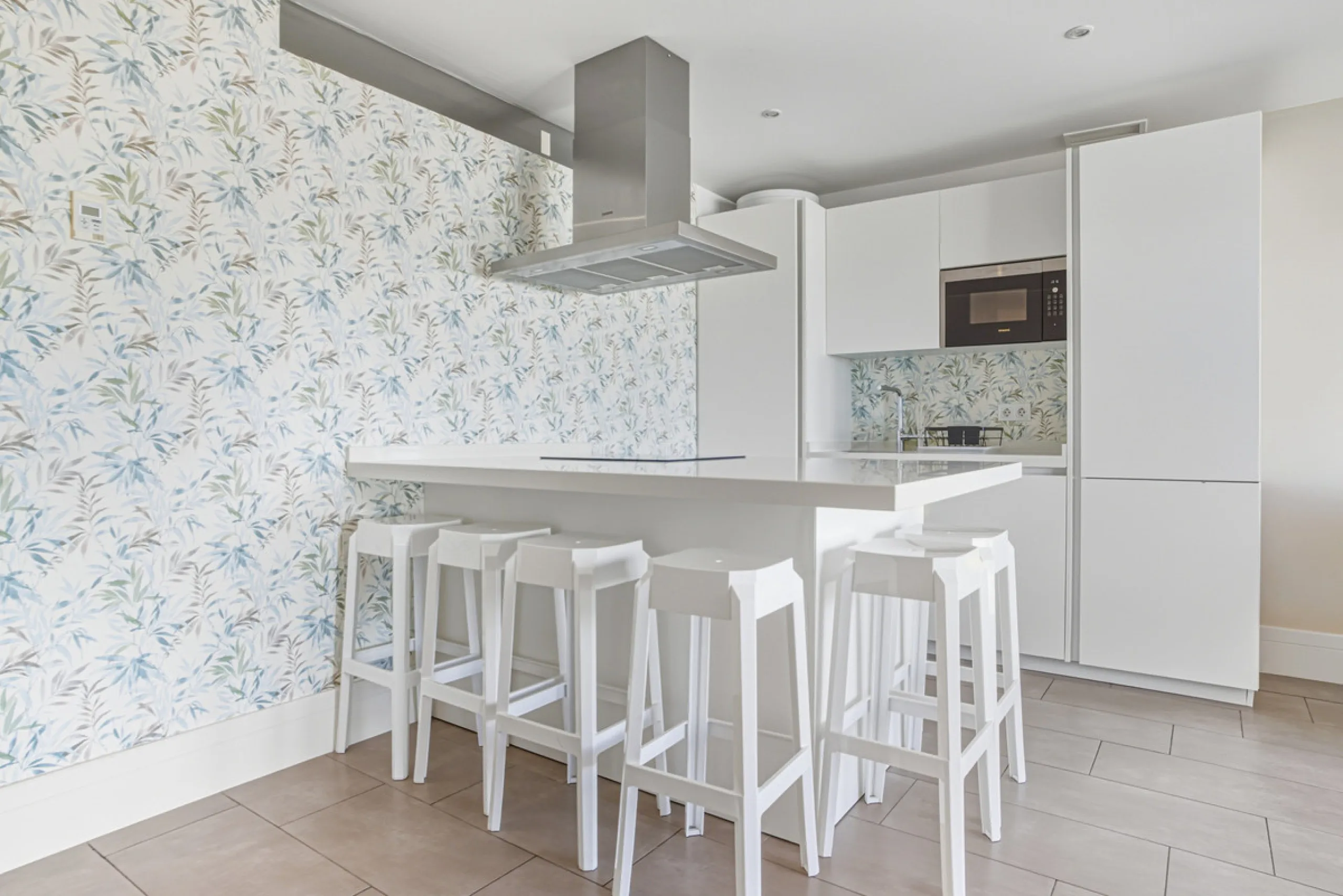 Beautiful beachfront apartment with sea and La Concha mountain views, located in a gated community in the heart of Puerto Banús. Just a few steps from the beach, restaurants, shops, and all amenities. This bright and welcoming property offers an unbeatabl
