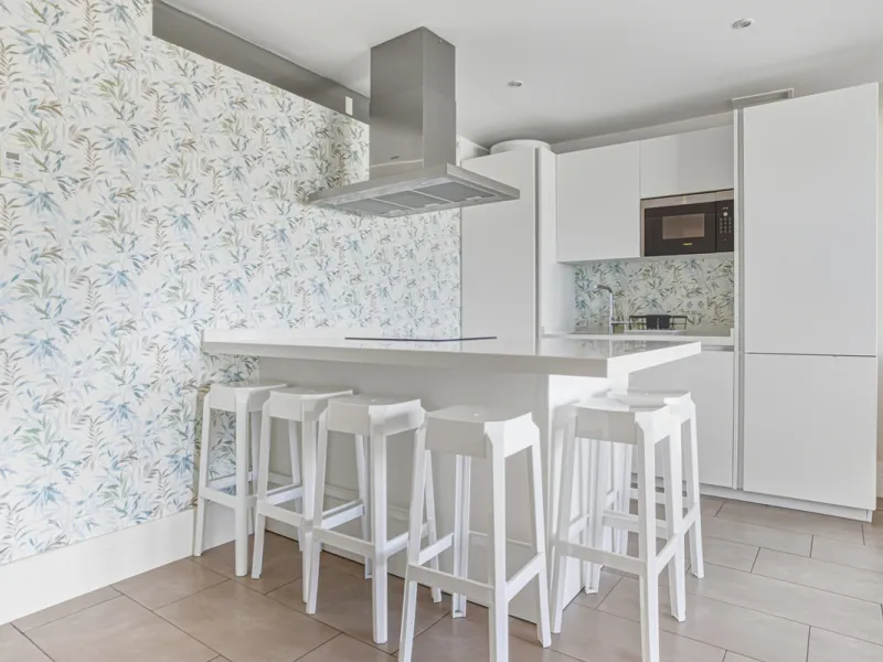 Beautiful beachfront apartment with sea and La Concha mountain views, located in a gated community in the heart of Puerto Banús. Just a few steps from the beach, restaurants, shops, and all amenities. This bright and welcoming property offers an unbeatabl