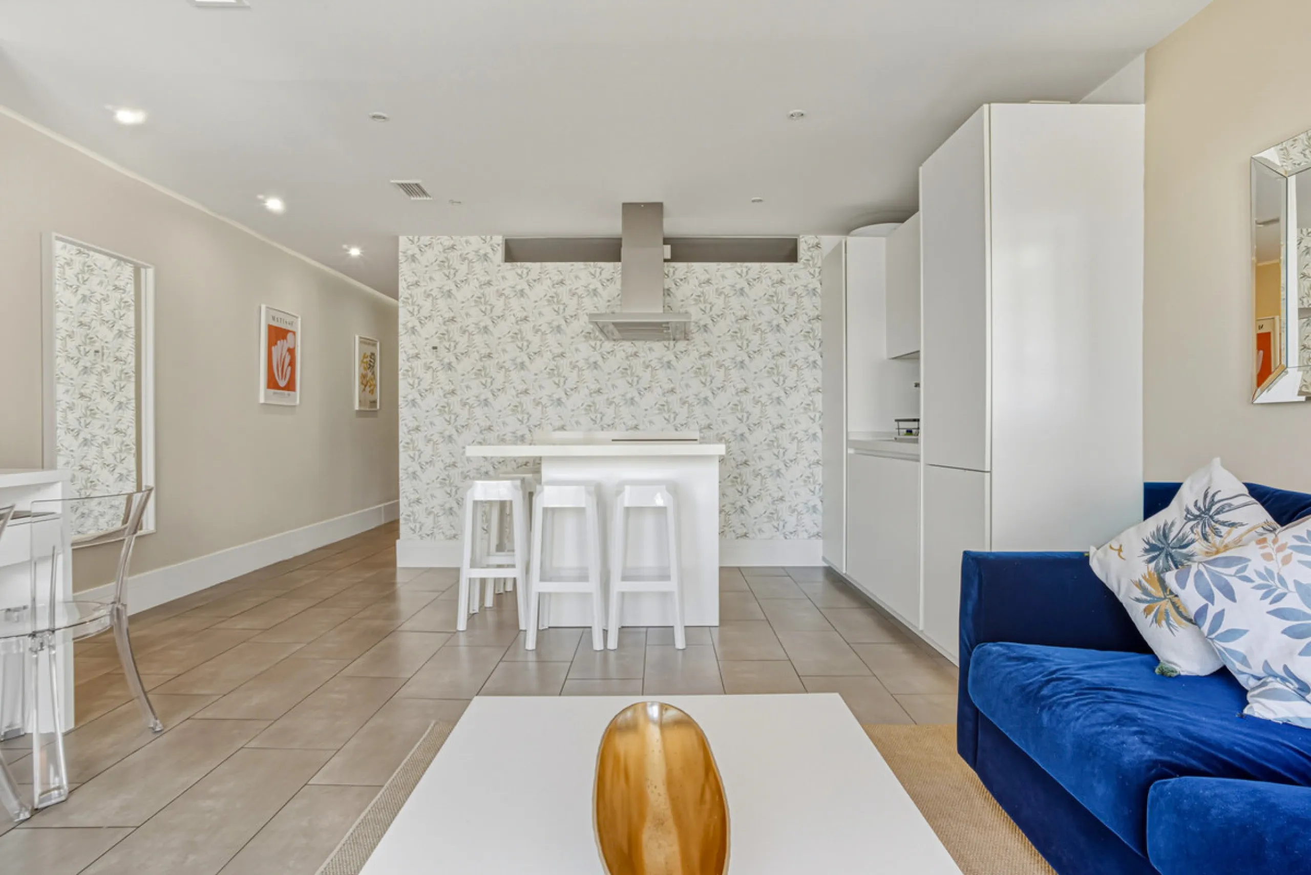 Beautiful beachfront apartment with sea and La Concha mountain views, located in a gated community in the heart of Puerto Banús. Just a few steps from the beach, restaurants, shops, and all amenities. This bright and welcoming property offers an unbeatabl