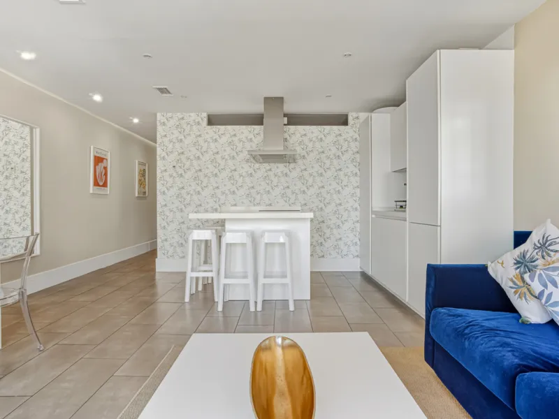 Beautiful beachfront apartment with sea and La Concha mountain views, located in a gated community in the heart of Puerto Banús. Just a few steps from the beach, restaurants, shops, and all amenities. This bright and welcoming property offers an unbeatabl
