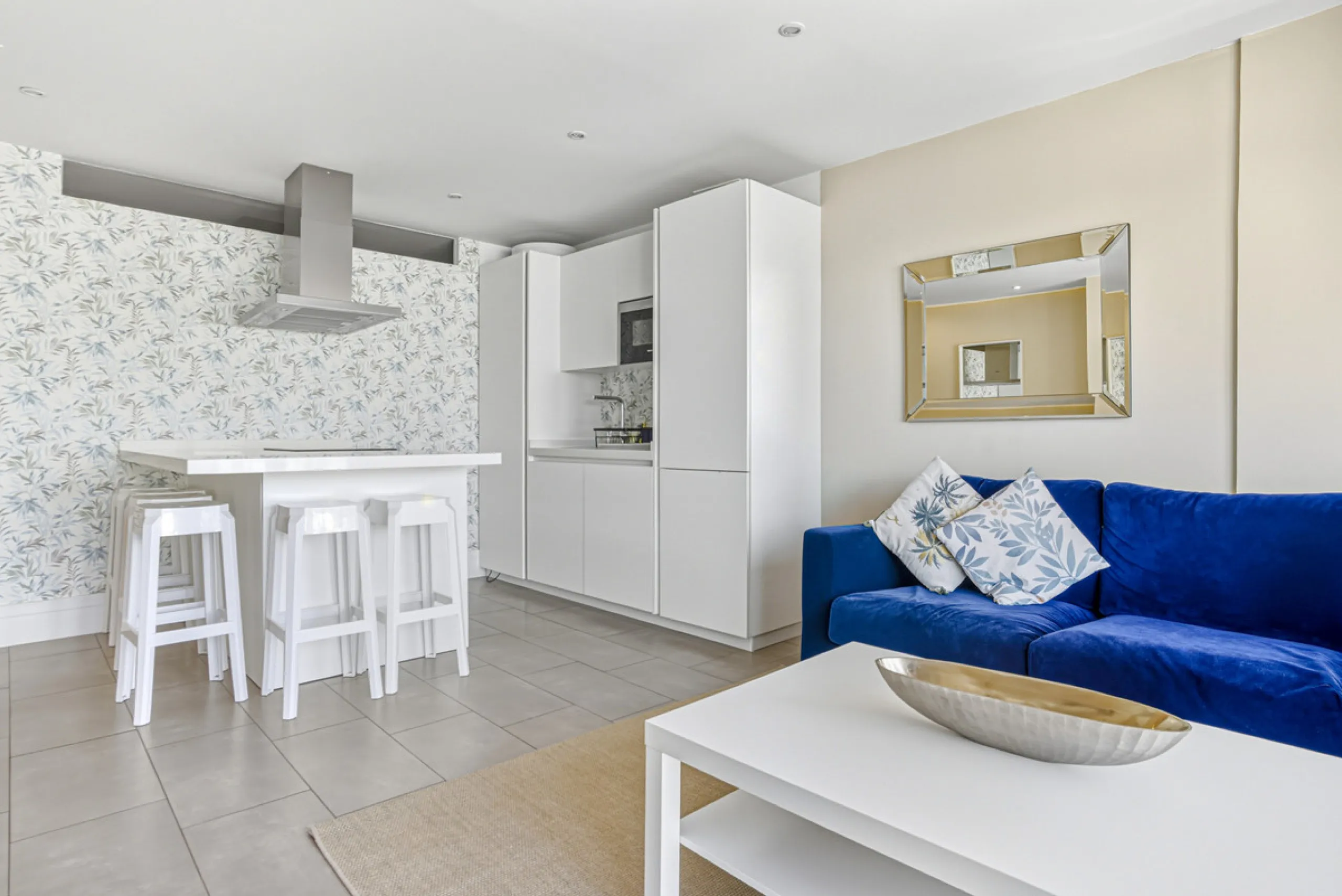 Beautiful beachfront apartment with sea and La Concha mountain views, located in a gated community in the heart of Puerto Banús. Just a few steps from the beach, restaurants, shops, and all amenities. This bright and welcoming property offers an unbeatabl