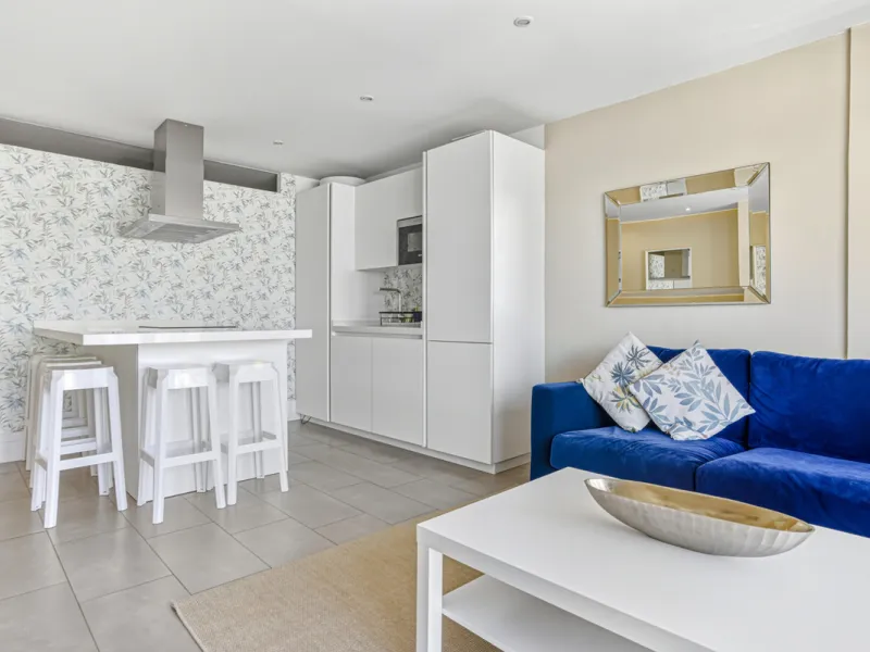 Beautiful beachfront apartment with sea and La Concha mountain views, located in a gated community in the heart of Puerto Banús. Just a few steps from the beach, restaurants, shops, and all amenities. This bright and welcoming property offers an unbeatabl