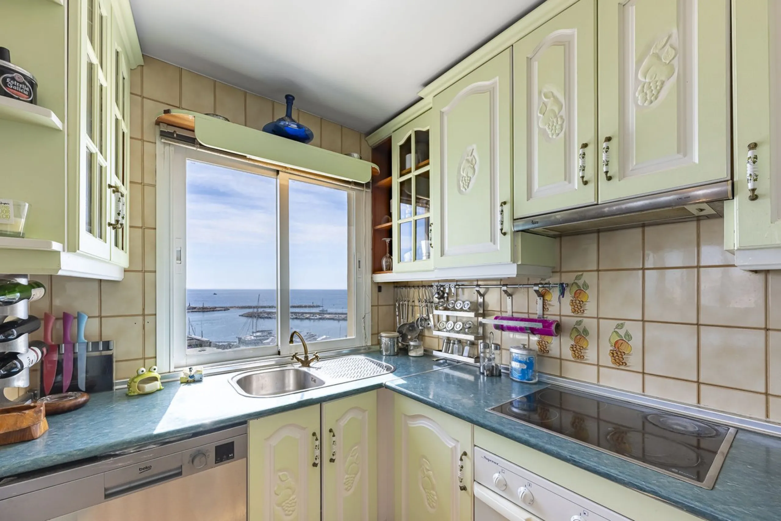 Apartment - Middle Floor Apartment в продаже в Estepona, Málaga. В доме 2 спален и 2 ванных комнат. Площадь дома 120 м²