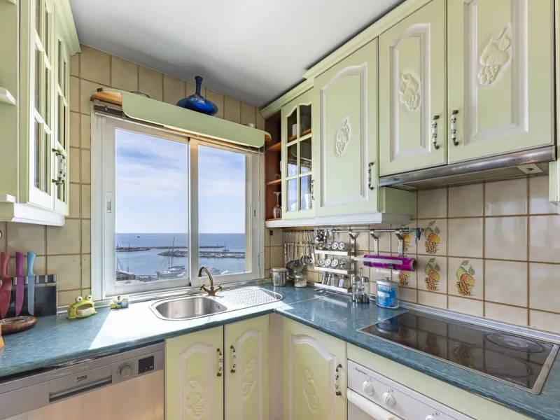 Apartment - Middle Floor Apartment в продаже в Estepona, Málaga. В доме 2 спален и 2 ванных комнат. Площадь дома 120 м²
