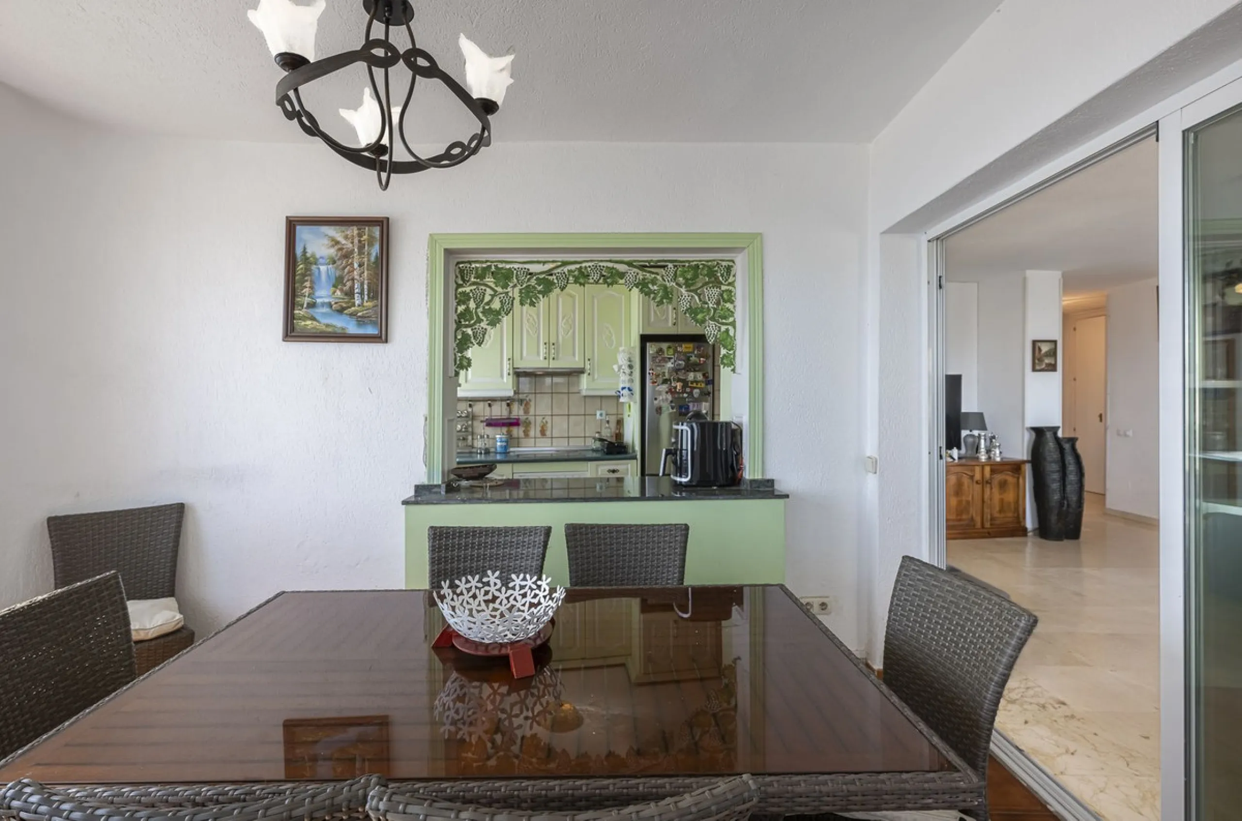 Apartment - Middle Floor Apartment в продаже в Estepona, Málaga. В доме 2 спален и 2 ванных комнат. Площадь дома 120 м²