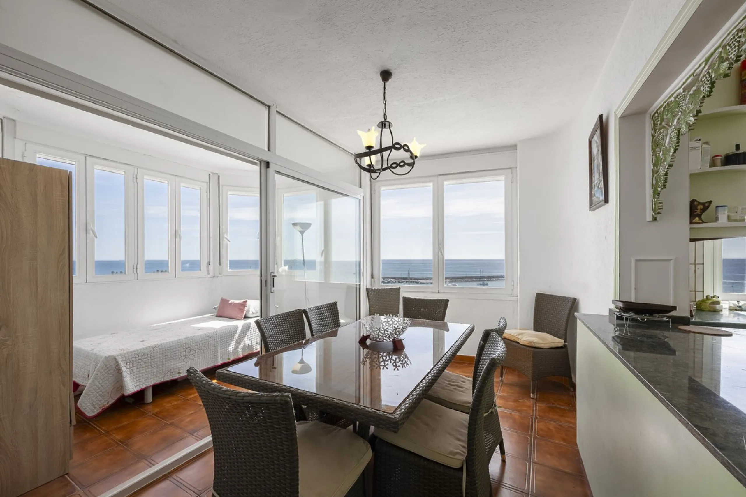 Apartment - Middle Floor Apartment в продаже в Estepona, Málaga. В доме 2 спален и 2 ванных комнат. Площадь дома 120 м²