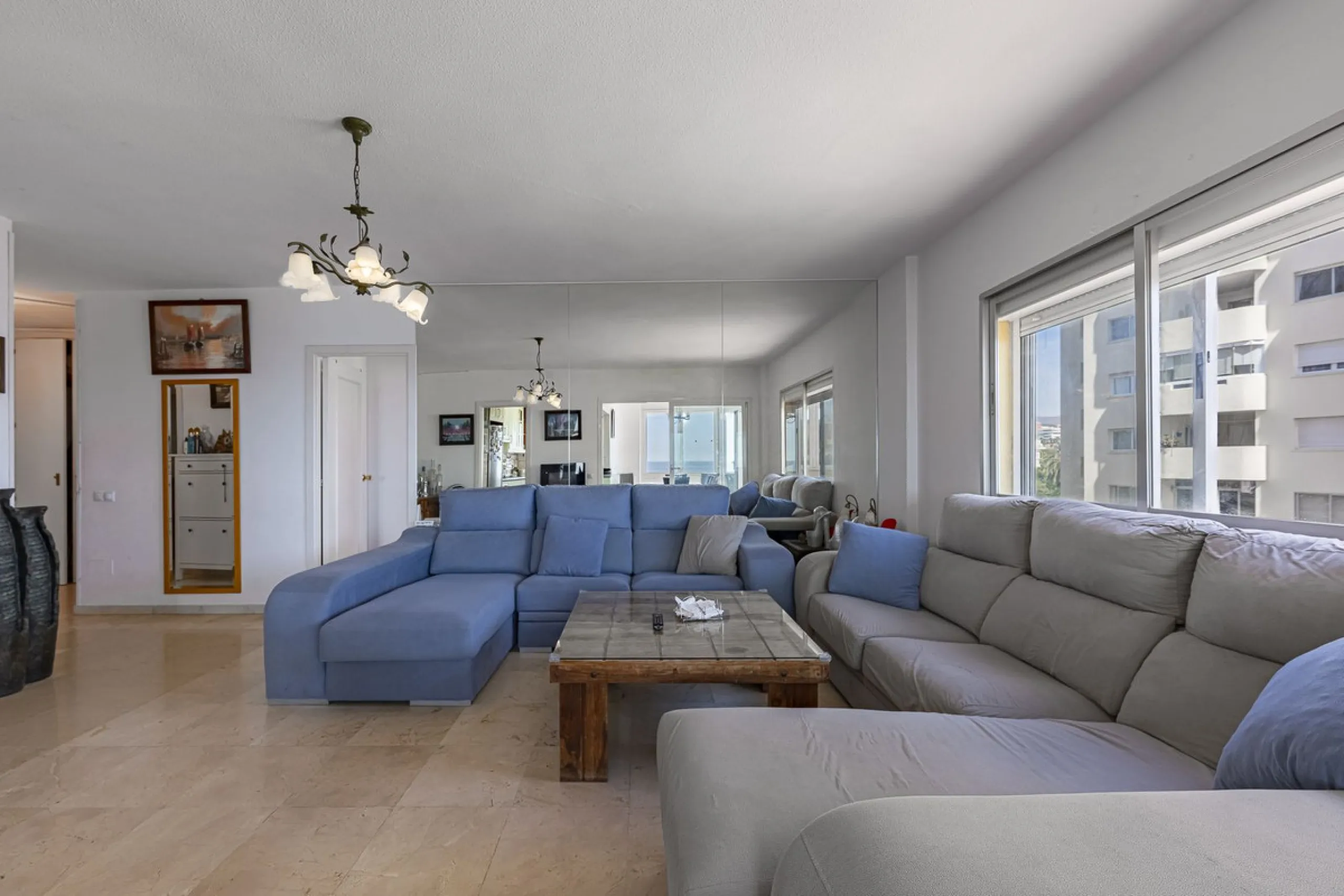 Apartment - Middle Floor Apartment в продаже в Estepona, Málaga. В доме 2 спален и 2 ванных комнат. Площадь дома 120 м²