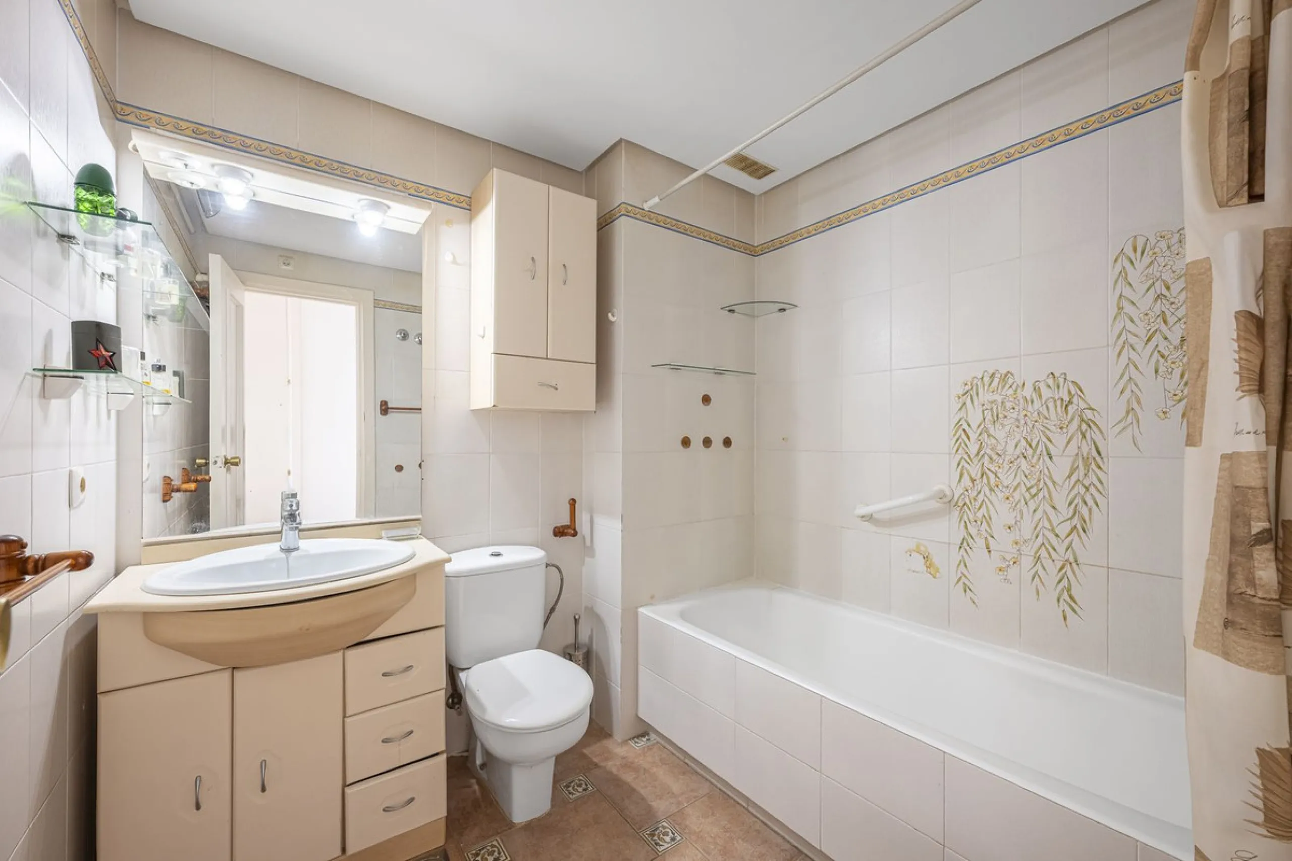 Apartment - Middle Floor Apartment в продаже в Estepona, Málaga. В доме 2 спален и 2 ванных комнат. Площадь дома 120 м²