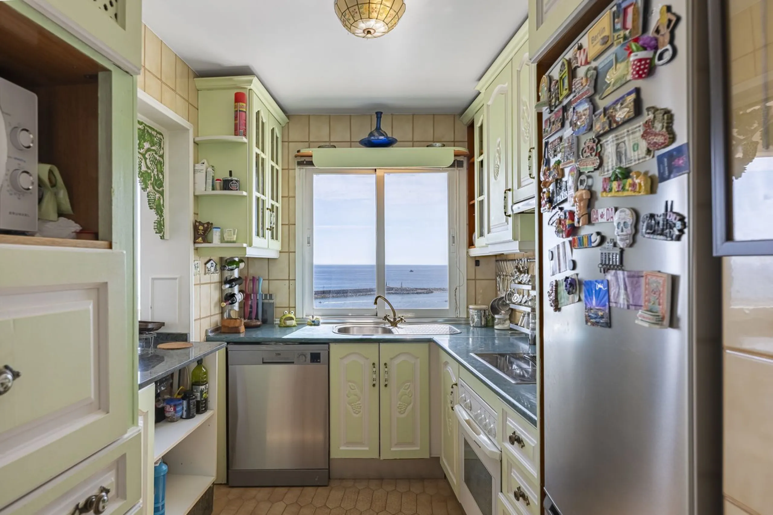 Apartment - Middle Floor Apartment в продаже в Estepona, Málaga. В доме 2 спален и 2 ванных комнат. Площадь дома 120 м²