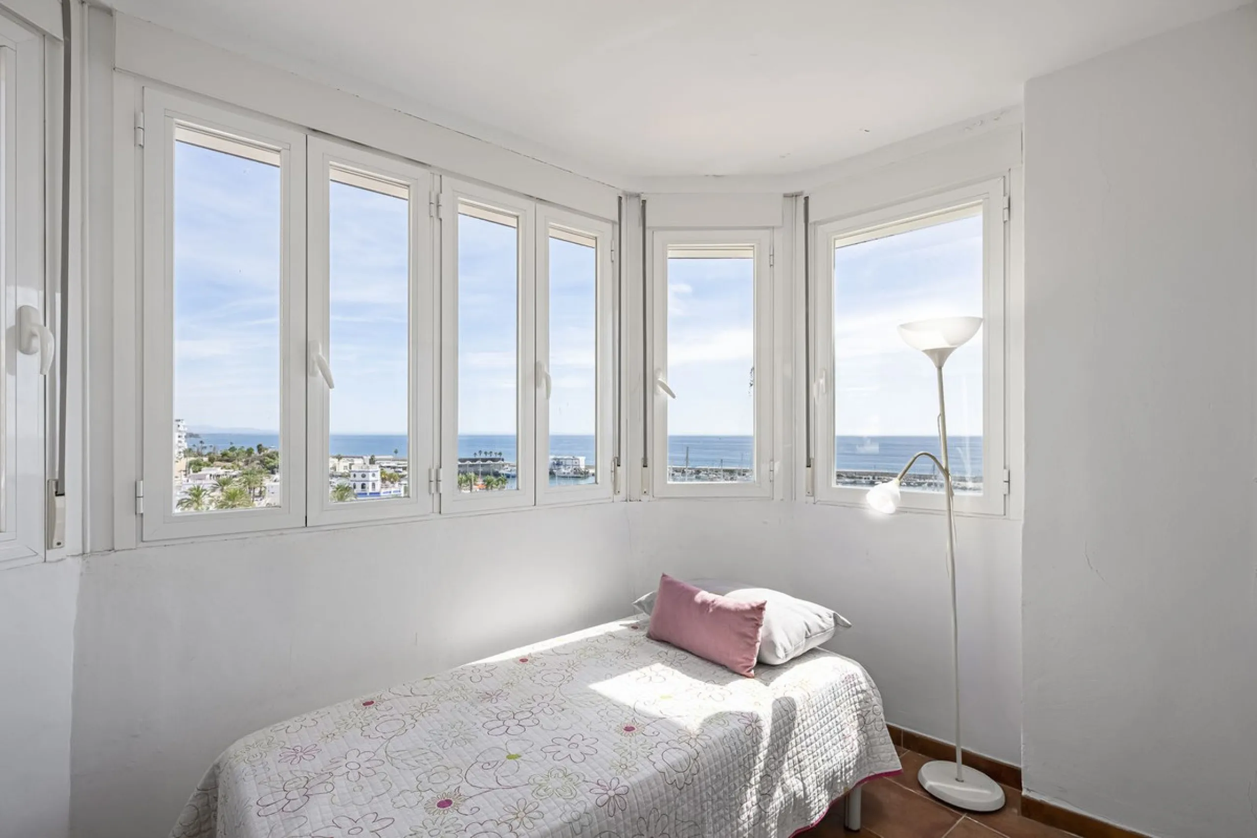 Apartment - Middle Floor Apartment в продаже в Estepona, Málaga. В доме 2 спален и 2 ванных комнат. Площадь дома 120 м²