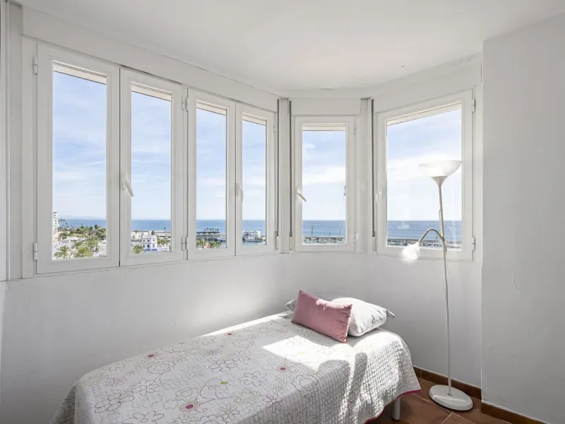 Apartment - Middle Floor Apartment в продаже в Estepona, Málaga. В доме 2 спален и 2 ванных комнат. Площадь дома 120 м²