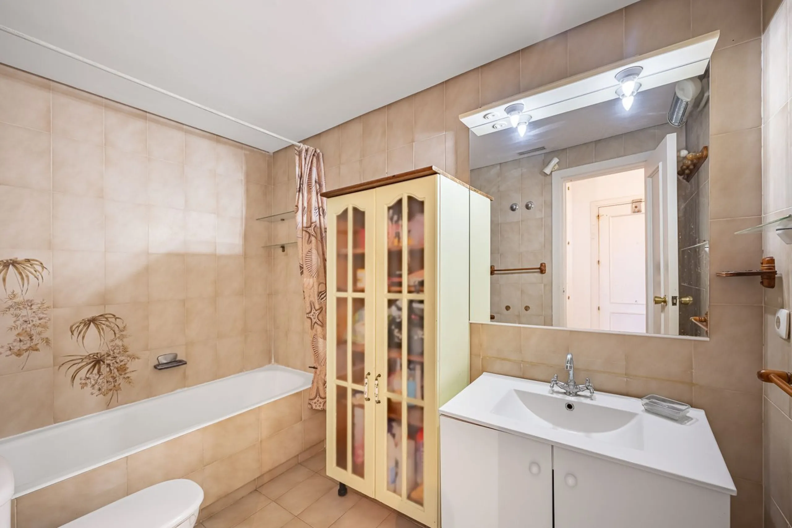 Apartment - Middle Floor Apartment в продаже в Estepona, Málaga. В доме 2 спален и 2 ванных комнат. Площадь дома 120 м²
