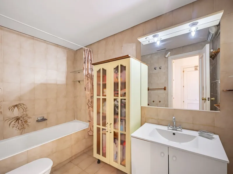 Apartment - Middle Floor Apartment в продаже в Estepona, Málaga. В доме 2 спален и 2 ванных комнат. Площадь дома 120 м²