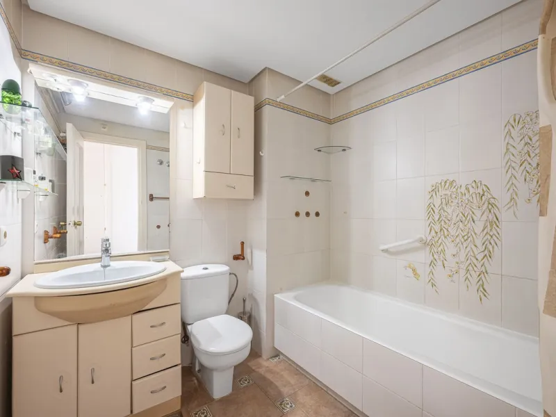 Apartment - Middle Floor Apartment в продаже в Estepona, Málaga. В доме 2 спален и 2 ванных комнат. Площадь дома 120 м²