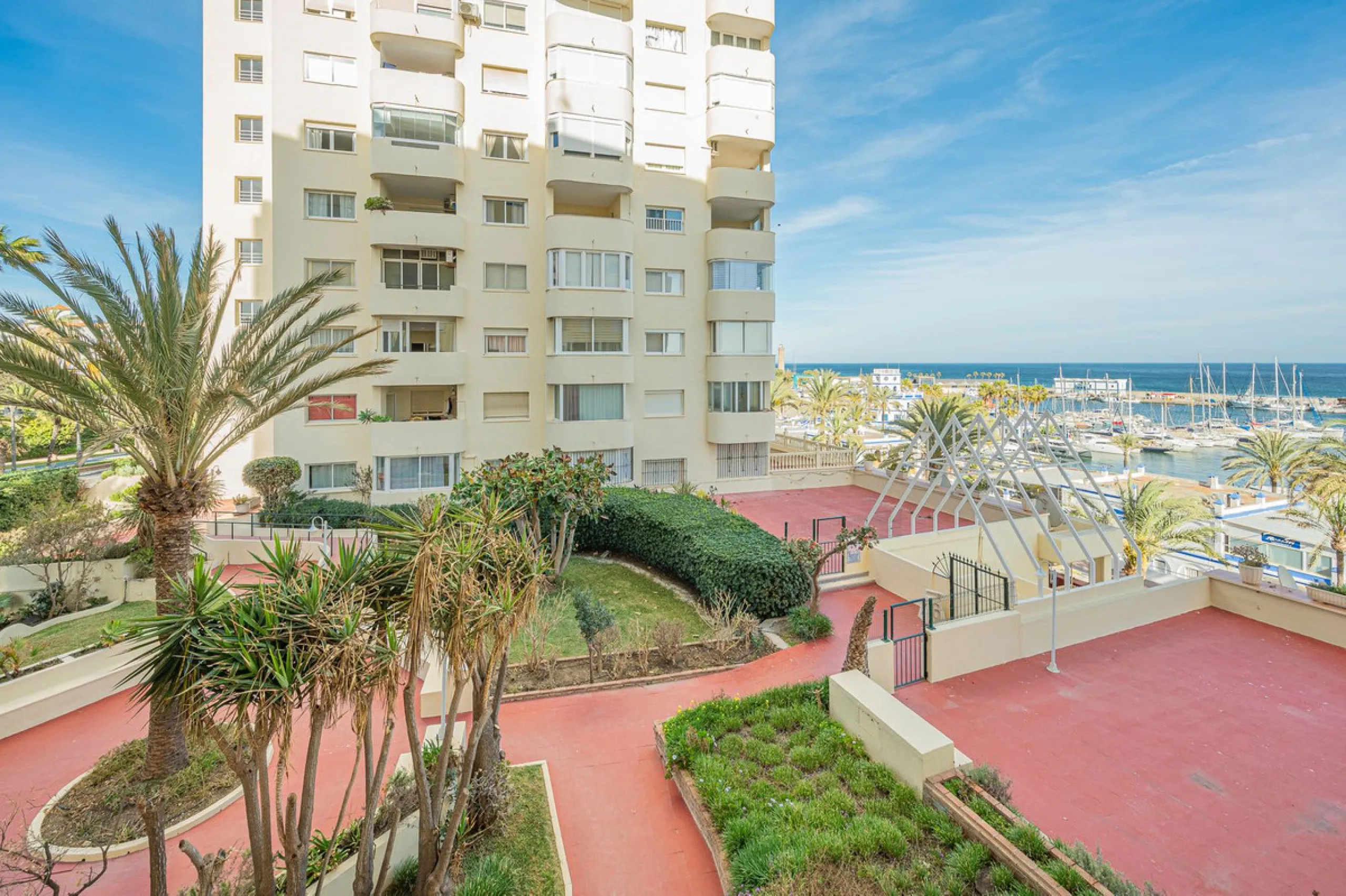 Apartment - Middle Floor Apartment в продаже в Estepona, Málaga. В доме 2 спален и 2 ванных комнат. Площадь дома 120 м²