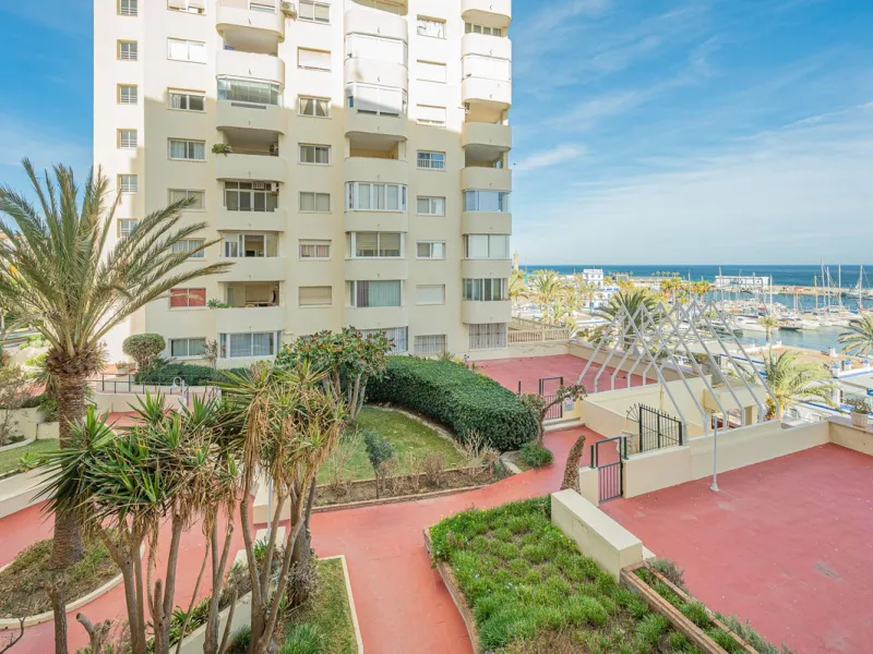 Apartment - Middle Floor Apartment в продаже в Estepona, Málaga. В доме 2 спален и 2 ванных комнат. Площадь дома 120 м²
