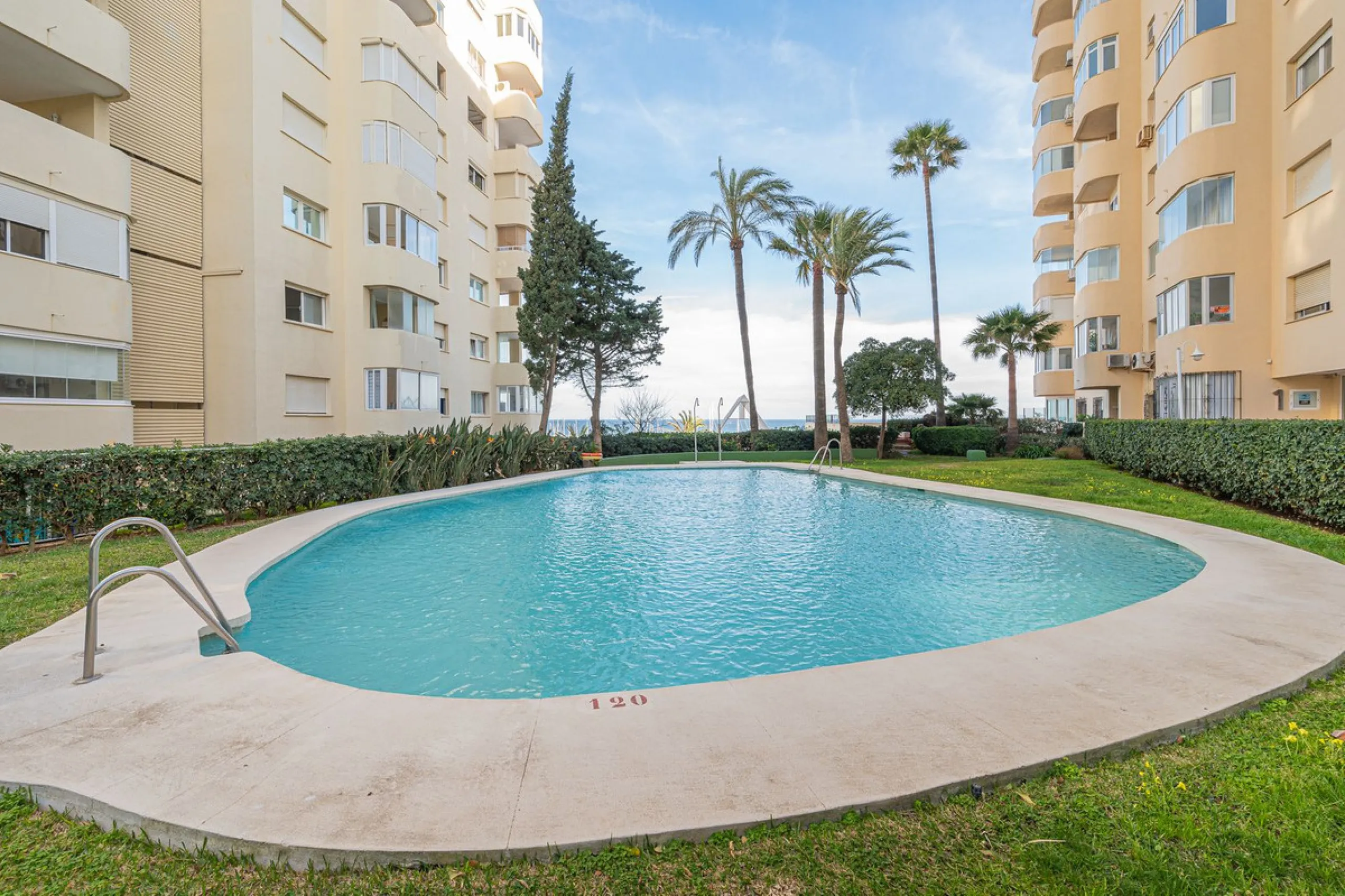 Apartment - Middle Floor Apartment в продаже в Estepona, Málaga. В доме 2 спален и 2 ванных комнат. Площадь дома 120 м²