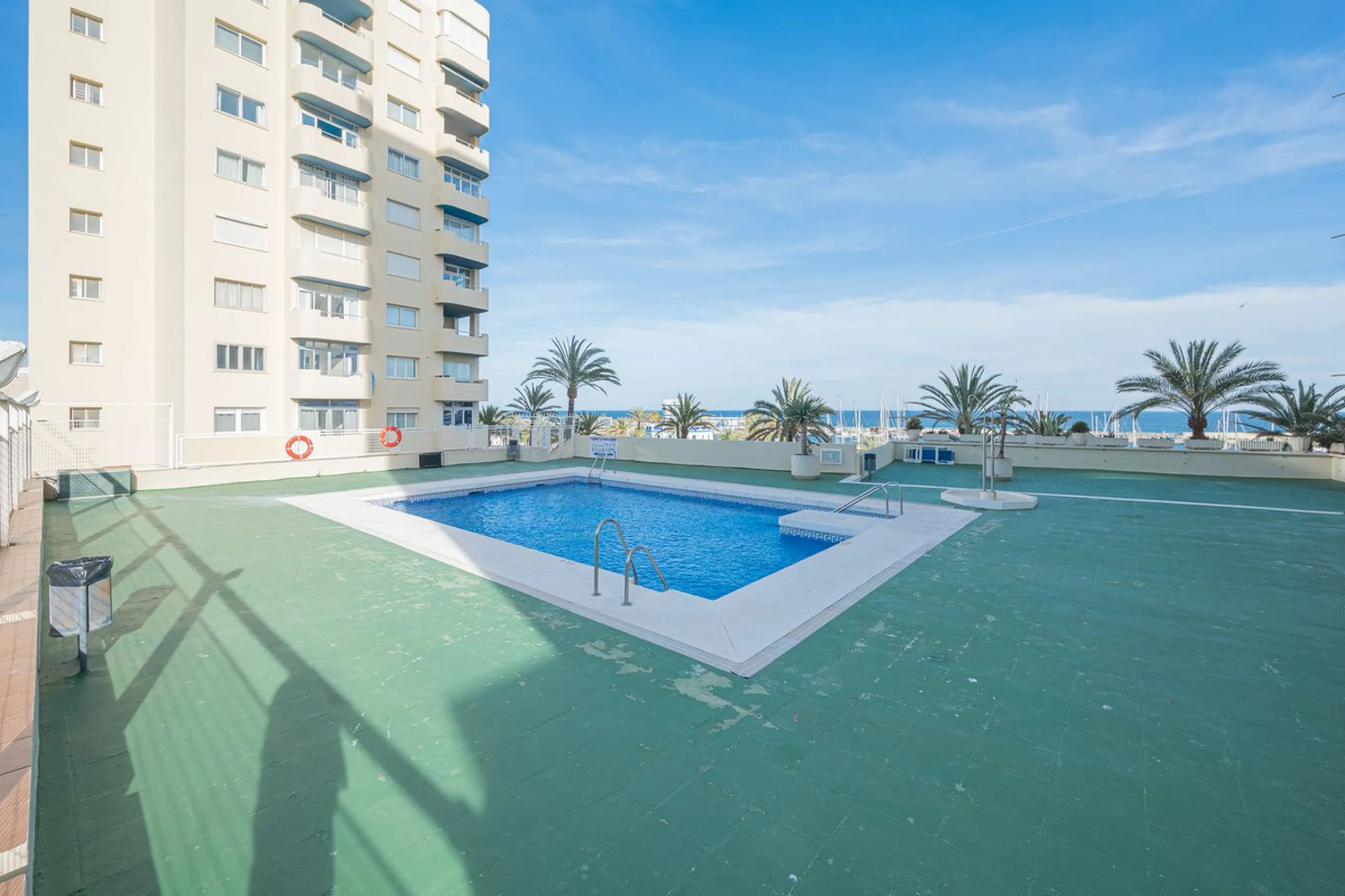 Apartment - Middle Floor Apartment в продаже в Estepona, Málaga. В доме 2 спален и 2 ванных комнат. Площадь дома 120 м²
