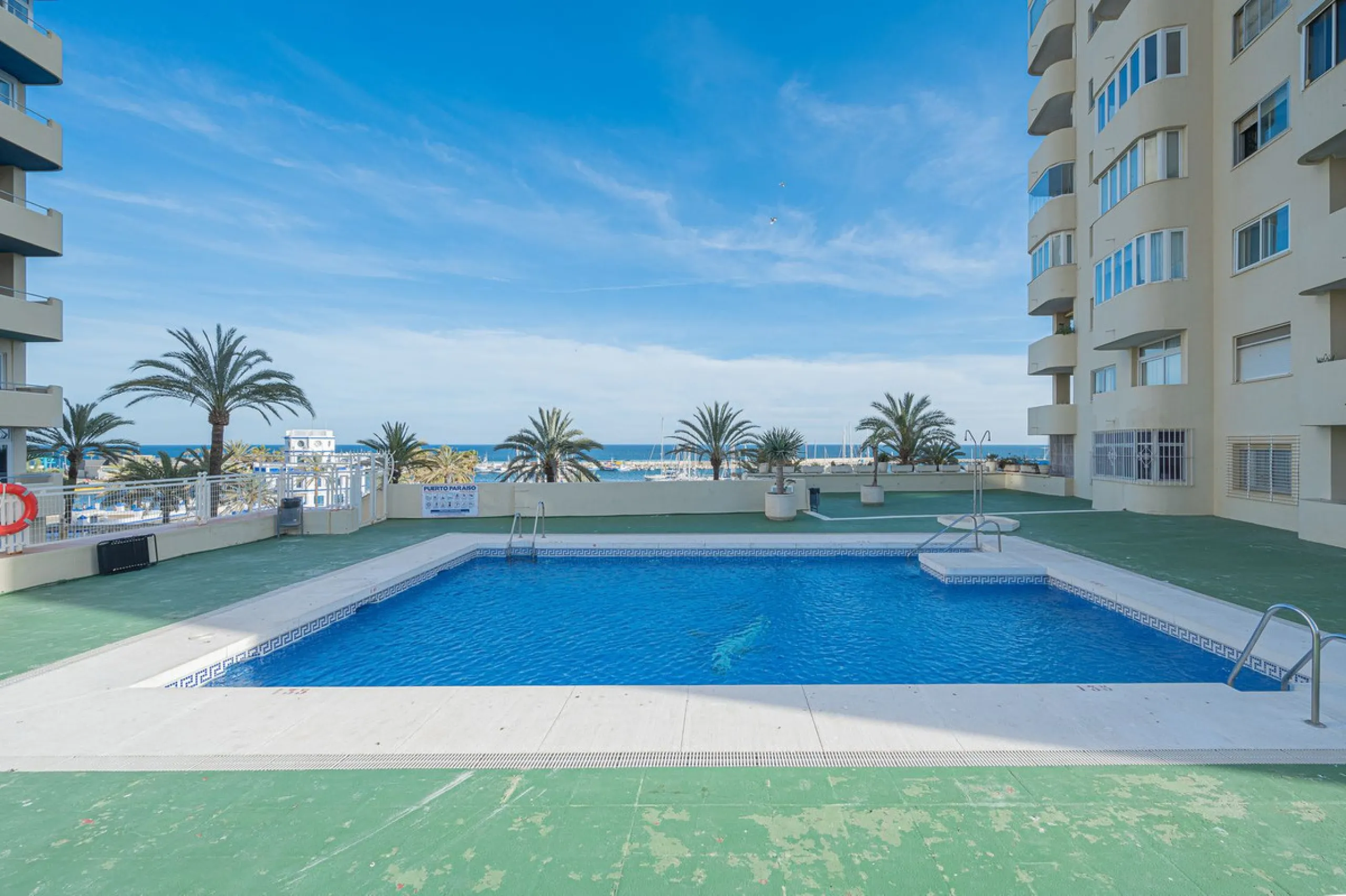 Apartment - Middle Floor Apartment в продаже в Estepona, Málaga. В доме 2 спален и 2 ванных комнат. Площадь дома 120 м²