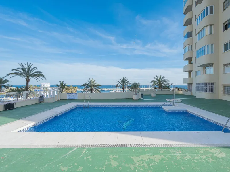 Apartment - Middle Floor Apartment в продаже в Estepona, Málaga. В доме 2 спален и 2 ванных комнат. Площадь дома 120 м²