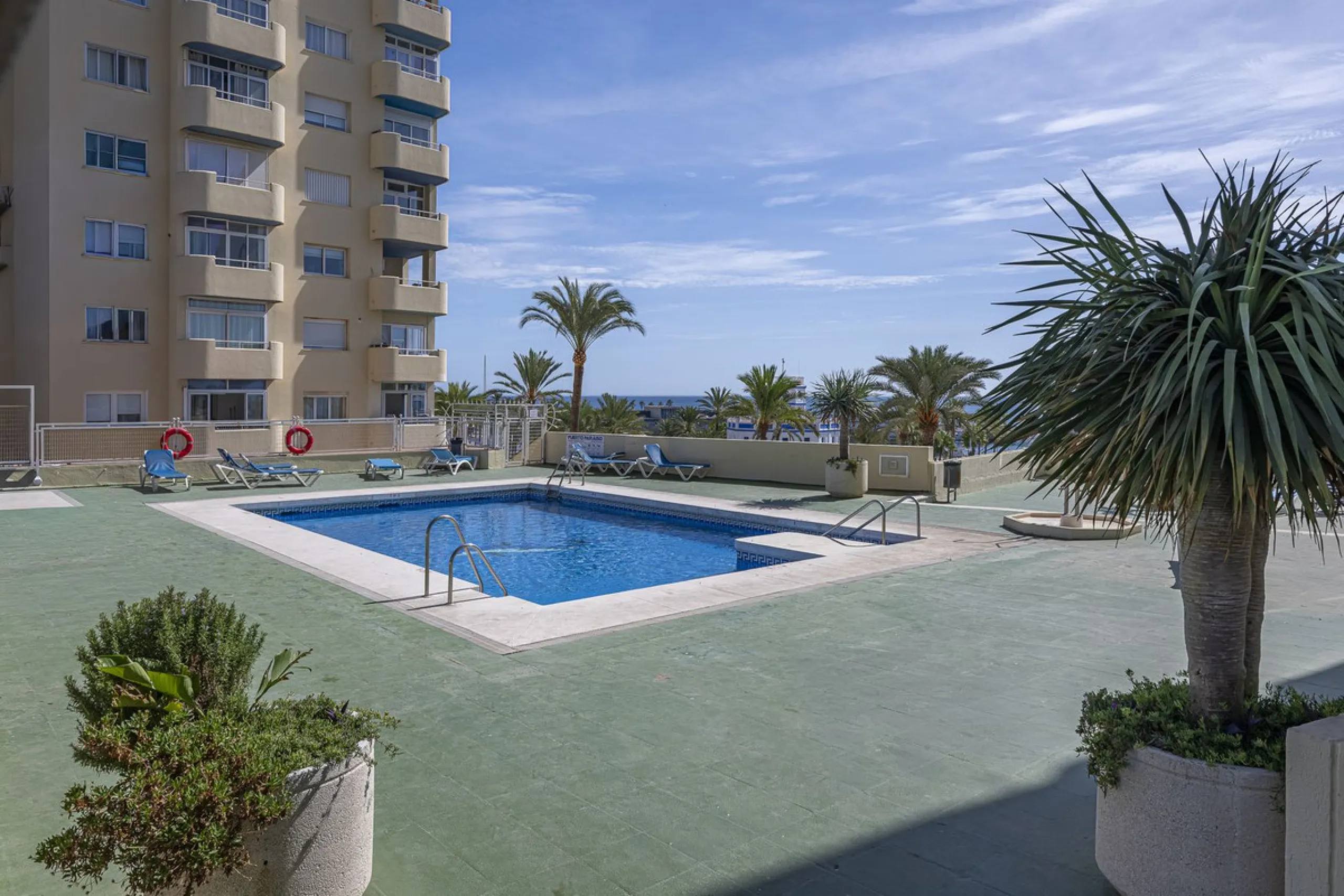 Apartment - Middle Floor Apartment в продаже в Estepona, Málaga. В доме 2 спален и 2 ванных комнат. Площадь дома 120 м²