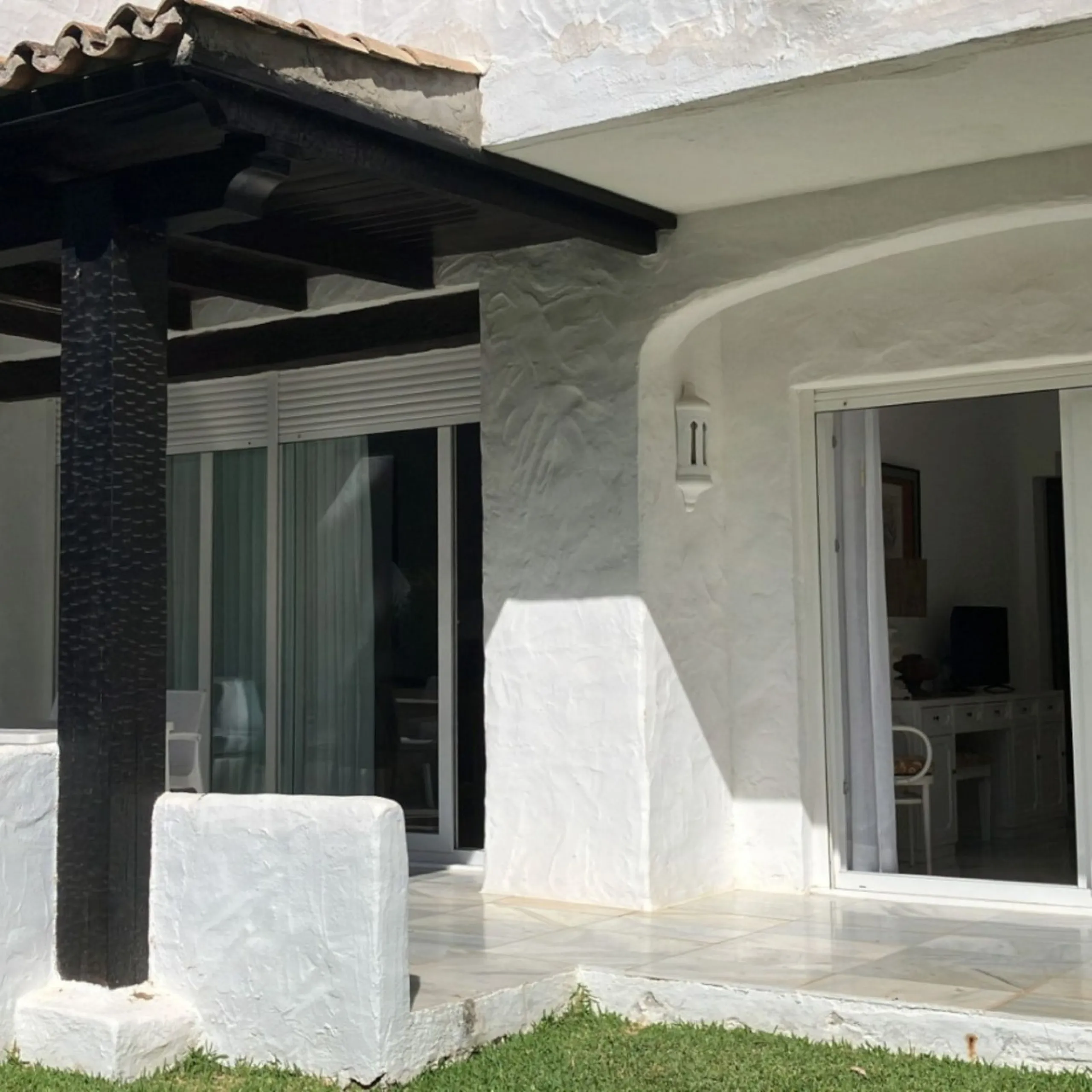 Located in one of the most prestigious residential complexes in Puerto Banús, this elegant ground-floor apartment perfectly blends luxury, comfort, and a prime location. Just 100 metres from the beach and within walking distance of the marina, fine dining