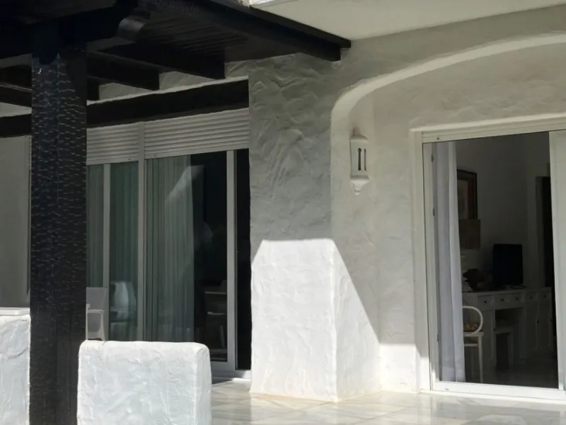 Located in one of the most prestigious residential complexes in Puerto Banús, this elegant ground-floor apartment perfectly blends luxury, comfort, and a prime location. Just 100 metres from the beach and within walking distance of the marina, fine dining