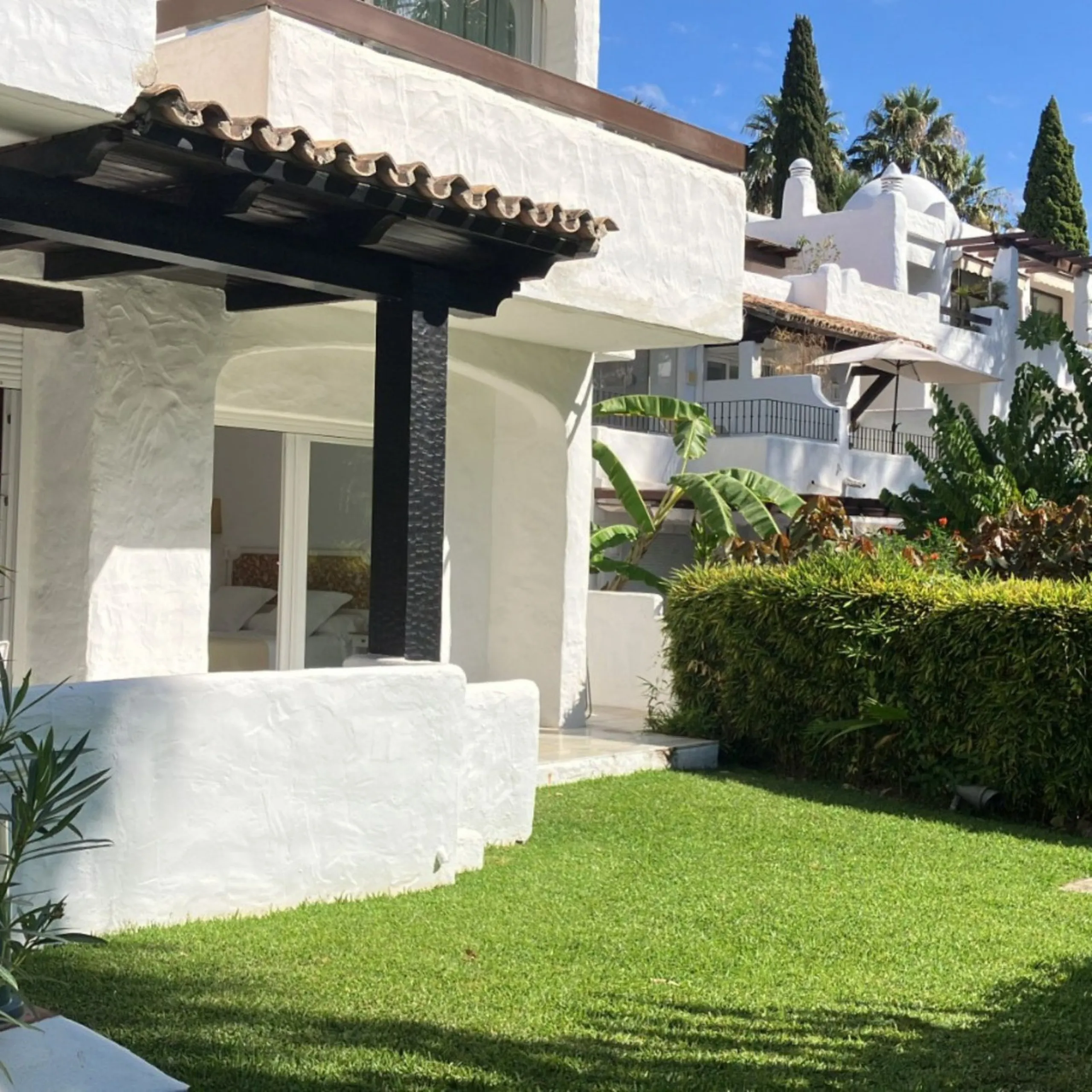 Located in one of the most prestigious residential complexes in Puerto Banús, this elegant ground-floor apartment perfectly blends luxury, comfort, and a prime location. Just 100 metres from the beach and within walking distance of the marina, fine dining