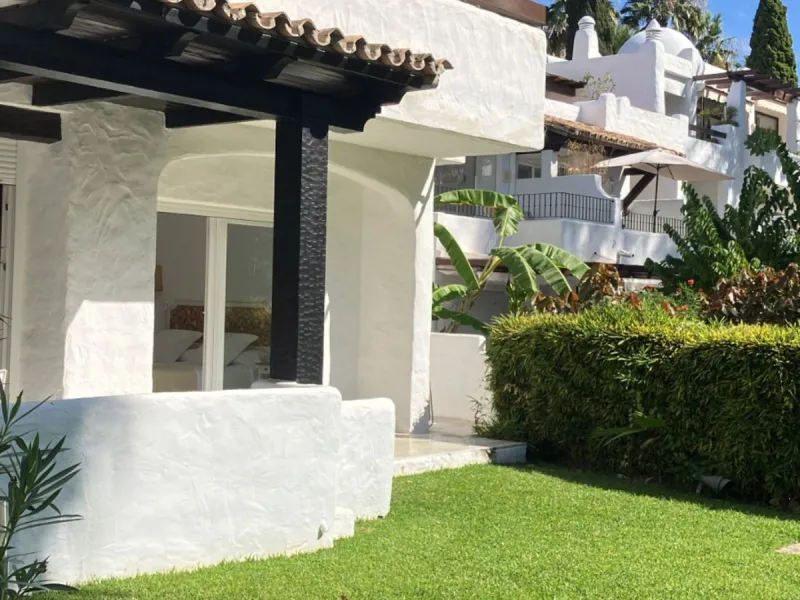 Located in one of the most prestigious residential complexes in Puerto Banús, this elegant ground-floor apartment perfectly blends luxury, comfort, and a prime location. Just 100 metres from the beach and within walking distance of the marina, fine dining