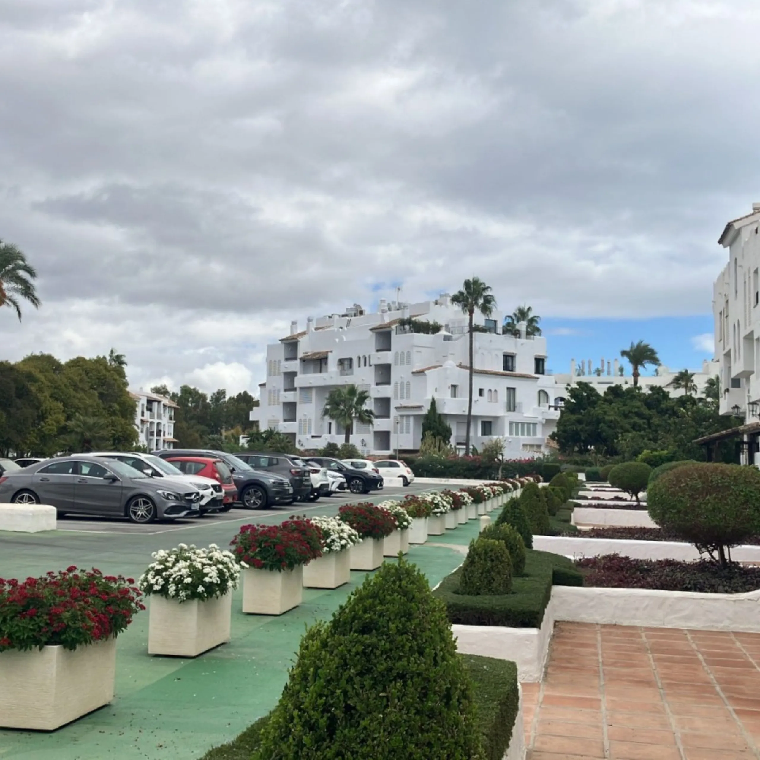 Located in one of the most prestigious residential complexes in Puerto Banús, this elegant ground-floor apartment perfectly blends luxury, comfort, and a prime location. Just 100 metres from the beach and within walking distance of the marina, fine dining