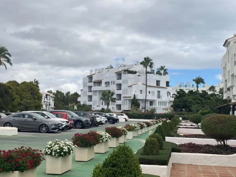 Located in one of the most prestigious residential complexes in Puerto Banús, this elegant ground-floor apartment perfectly blends luxury, comfort, and a prime location. Just 100 metres from the beach and within walking distance of the marina, fine dining