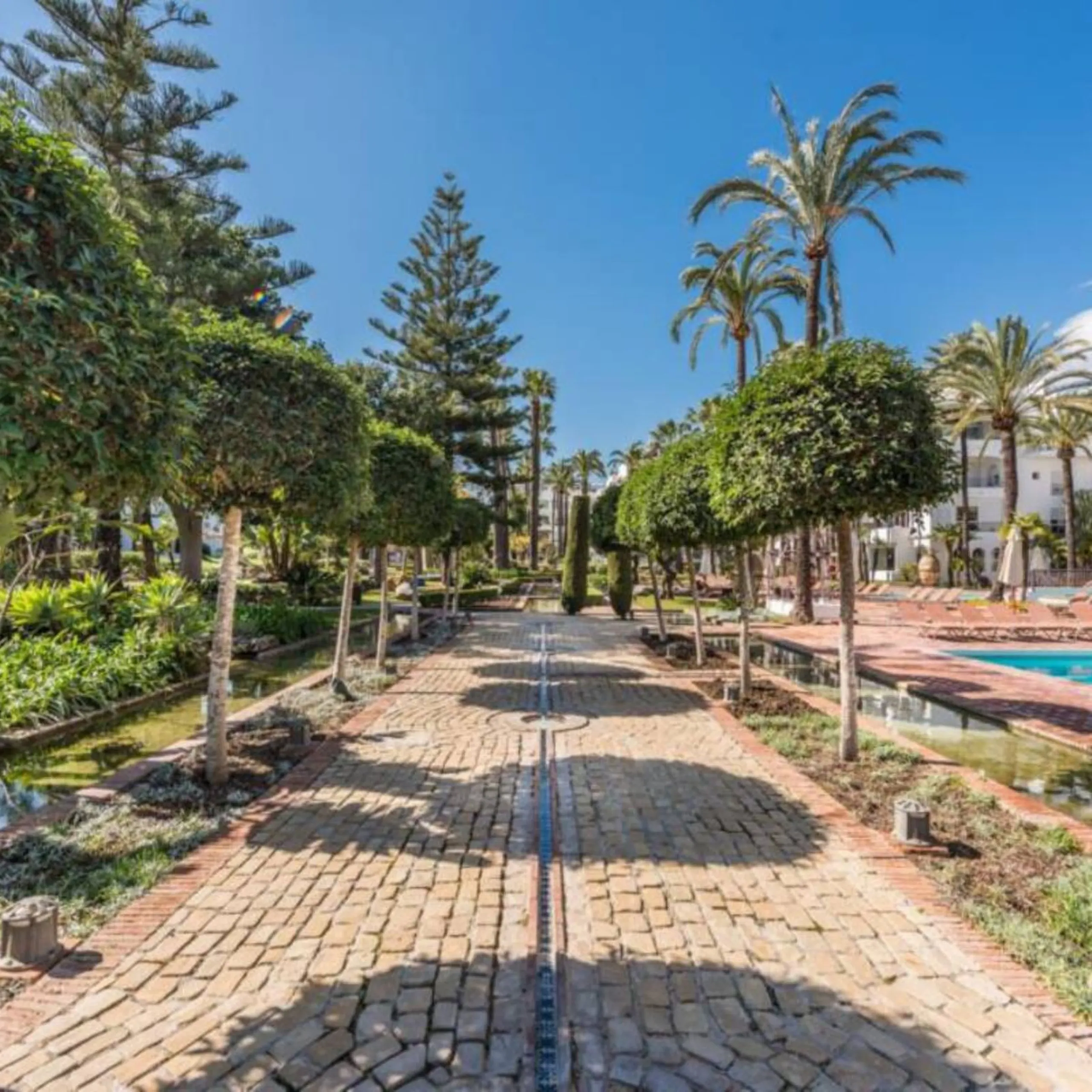 Located in one of the most prestigious residential complexes in Puerto Banús, this elegant ground-floor apartment perfectly blends luxury, comfort, and a prime location. Just 100 metres from the beach and within walking distance of the marina, fine dining