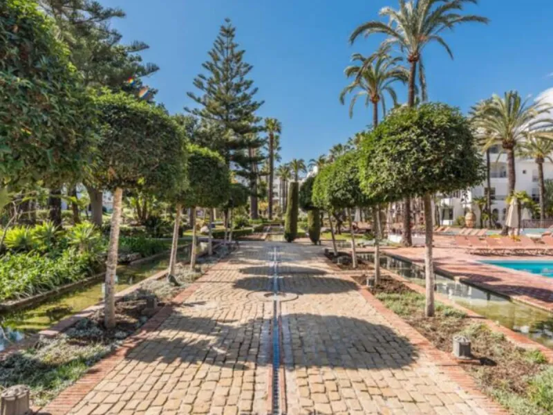 Located in one of the most prestigious residential complexes in Puerto Banús, this elegant ground-floor apartment perfectly blends luxury, comfort, and a prime location. Just 100 metres from the beach and within walking distance of the marina, fine dining