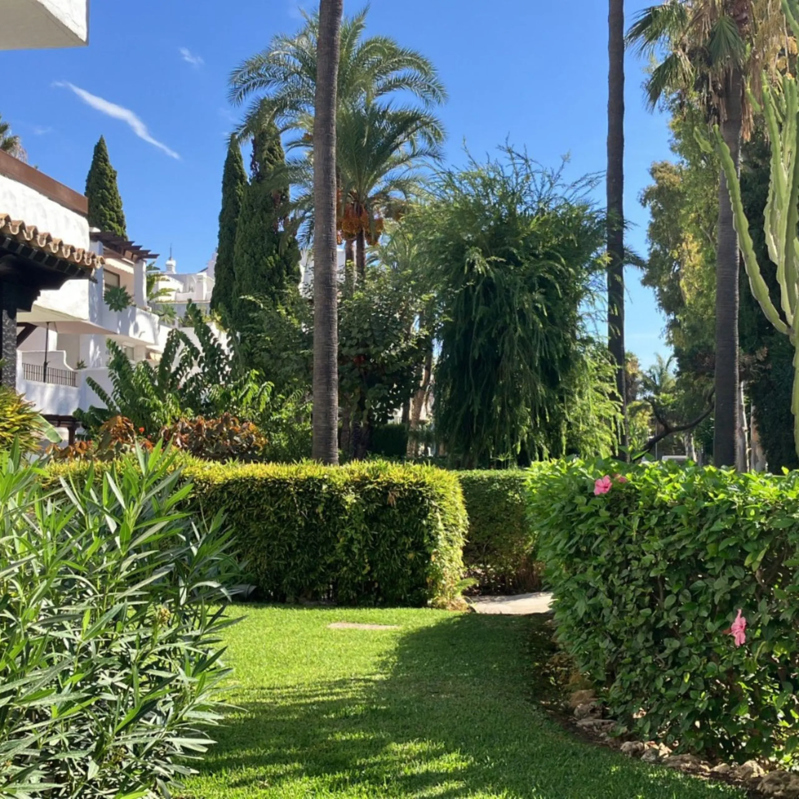 Located in one of the most prestigious residential complexes in Puerto Banús, this elegant ground-floor apartment perfectly blends luxury, comfort, and a prime location. Just 100 metres from the beach and within walking distance of the marina, fine dining