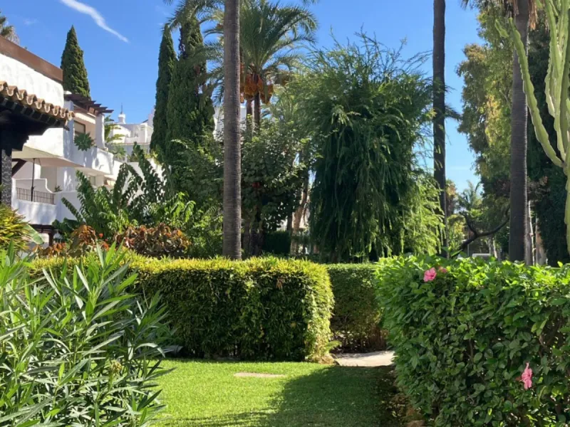 Located in one of the most prestigious residential complexes in Puerto Banús, this elegant ground-floor apartment perfectly blends luxury, comfort, and a prime location. Just 100 metres from the beach and within walking distance of the marina, fine dining