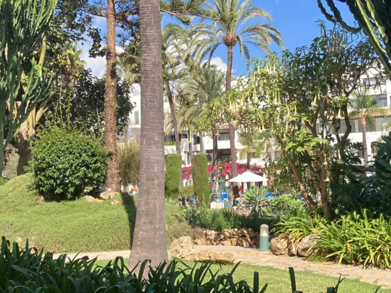 Located in one of the most prestigious residential complexes in Puerto Banús, this elegant ground-floor apartment perfectly blends luxury, comfort, and a prime location. Just 100 metres from the beach and within walking distance of the marina, fine dining