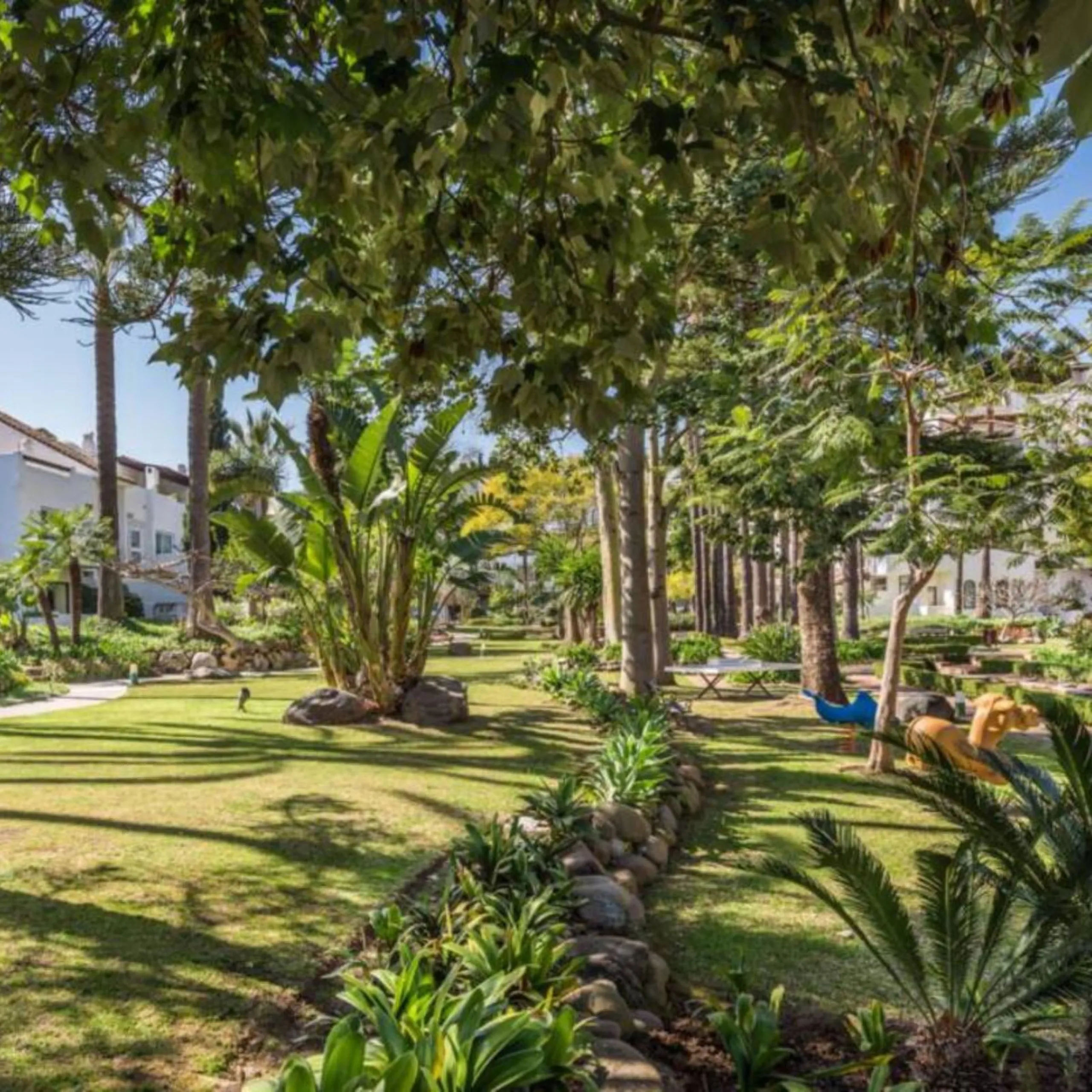Located in one of the most prestigious residential complexes in Puerto Banús, this elegant ground-floor apartment perfectly blends luxury, comfort, and a prime location. Just 100 metres from the beach and within walking distance of the marina, fine dining