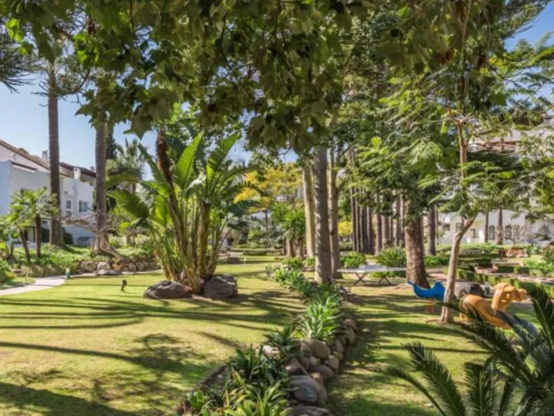 Located in one of the most prestigious residential complexes in Puerto Banús, this elegant ground-floor apartment perfectly blends luxury, comfort, and a prime location. Just 100 metres from the beach and within walking distance of the marina, fine dining