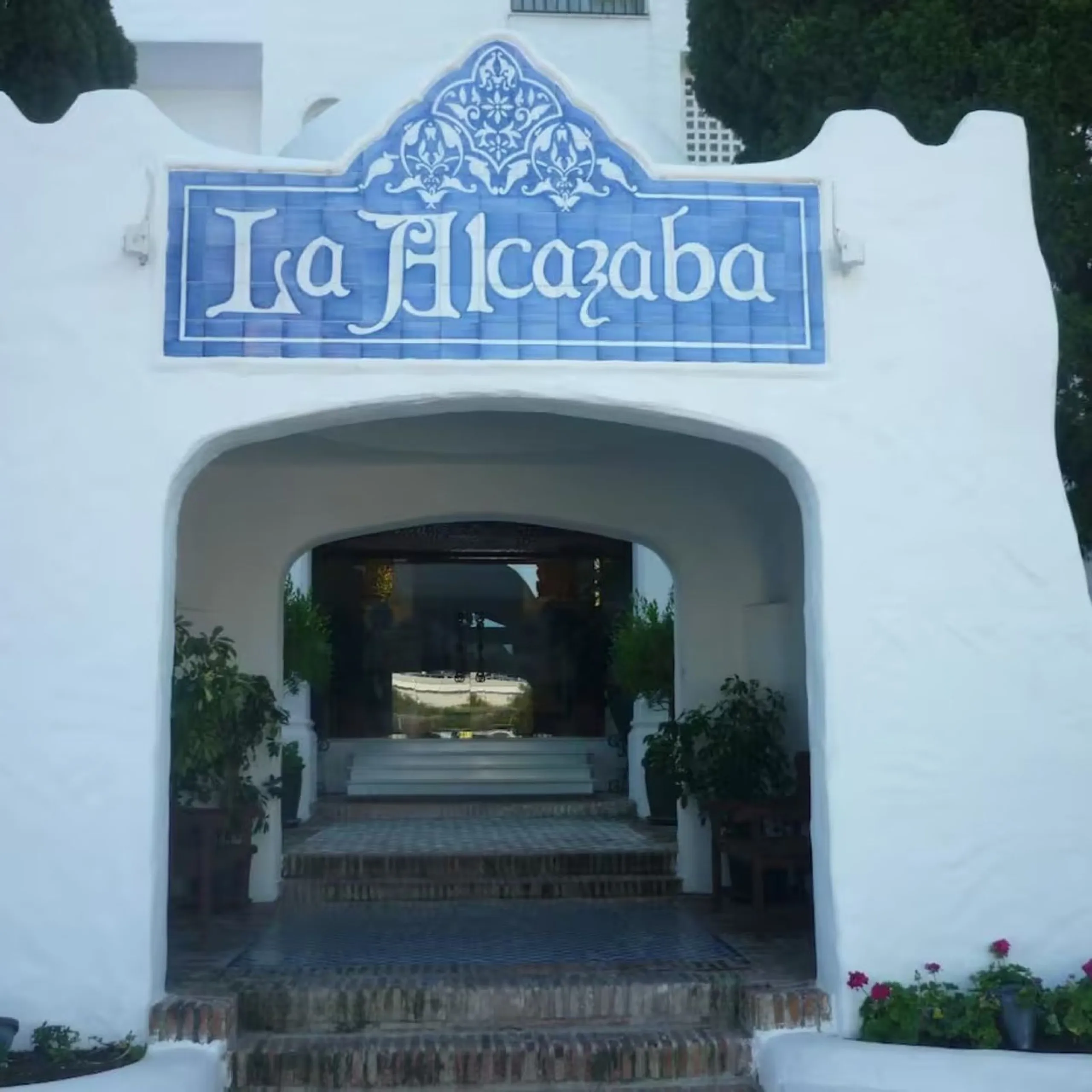 Located in one of the most prestigious residential complexes in Puerto Banús, this elegant ground-floor apartment perfectly blends luxury, comfort, and a prime location. Just 100 metres from the beach and within walking distance of the marina, fine dining