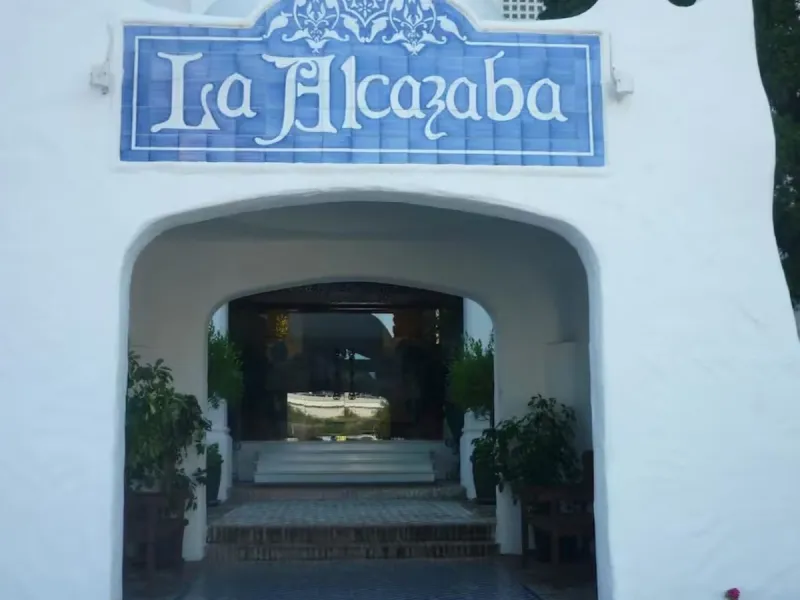 Located in one of the most prestigious residential complexes in Puerto Banús, this elegant ground-floor apartment perfectly blends luxury, comfort, and a prime location. Just 100 metres from the beach and within walking distance of the marina, fine dining