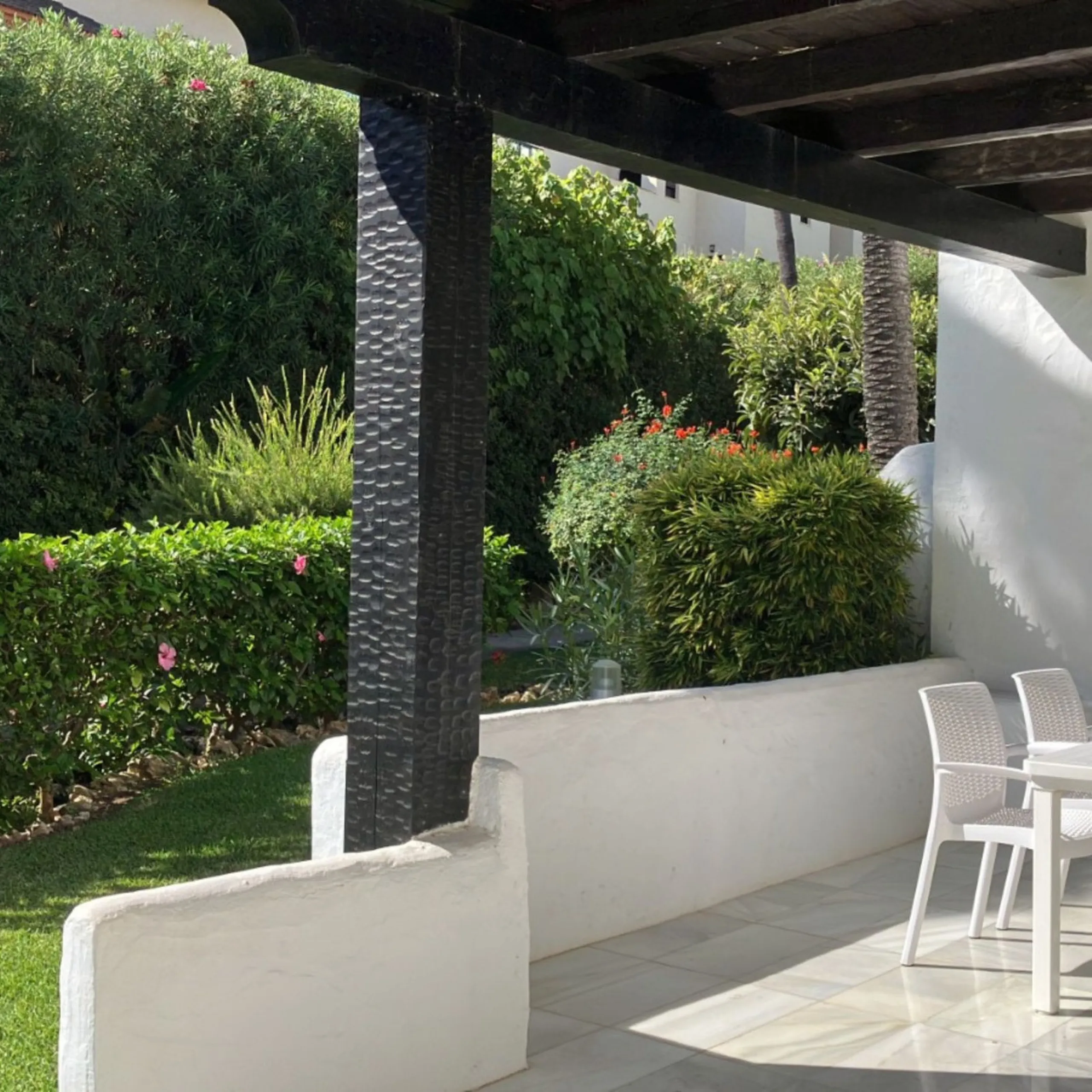 Located in one of the most prestigious residential complexes in Puerto Banús, this elegant ground-floor apartment perfectly blends luxury, comfort, and a prime location. Just 100 metres from the beach and within walking distance of the marina, fine dining