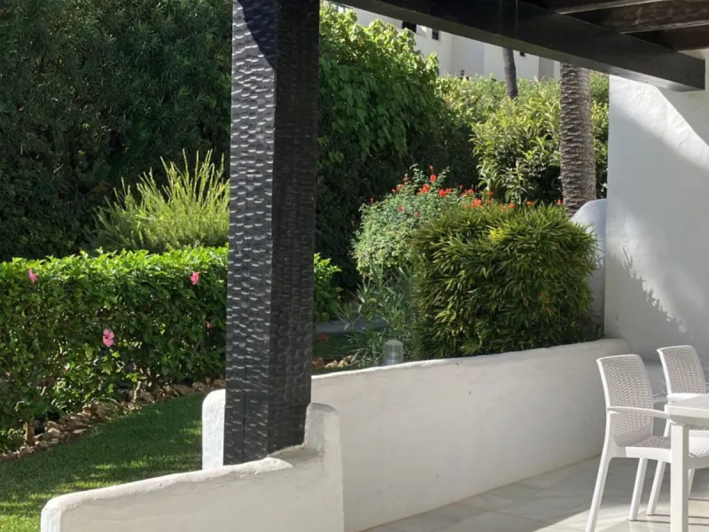 Located in one of the most prestigious residential complexes in Puerto Banús, this elegant ground-floor apartment perfectly blends luxury, comfort, and a prime location. Just 100 metres from the beach and within walking distance of the marina, fine dining