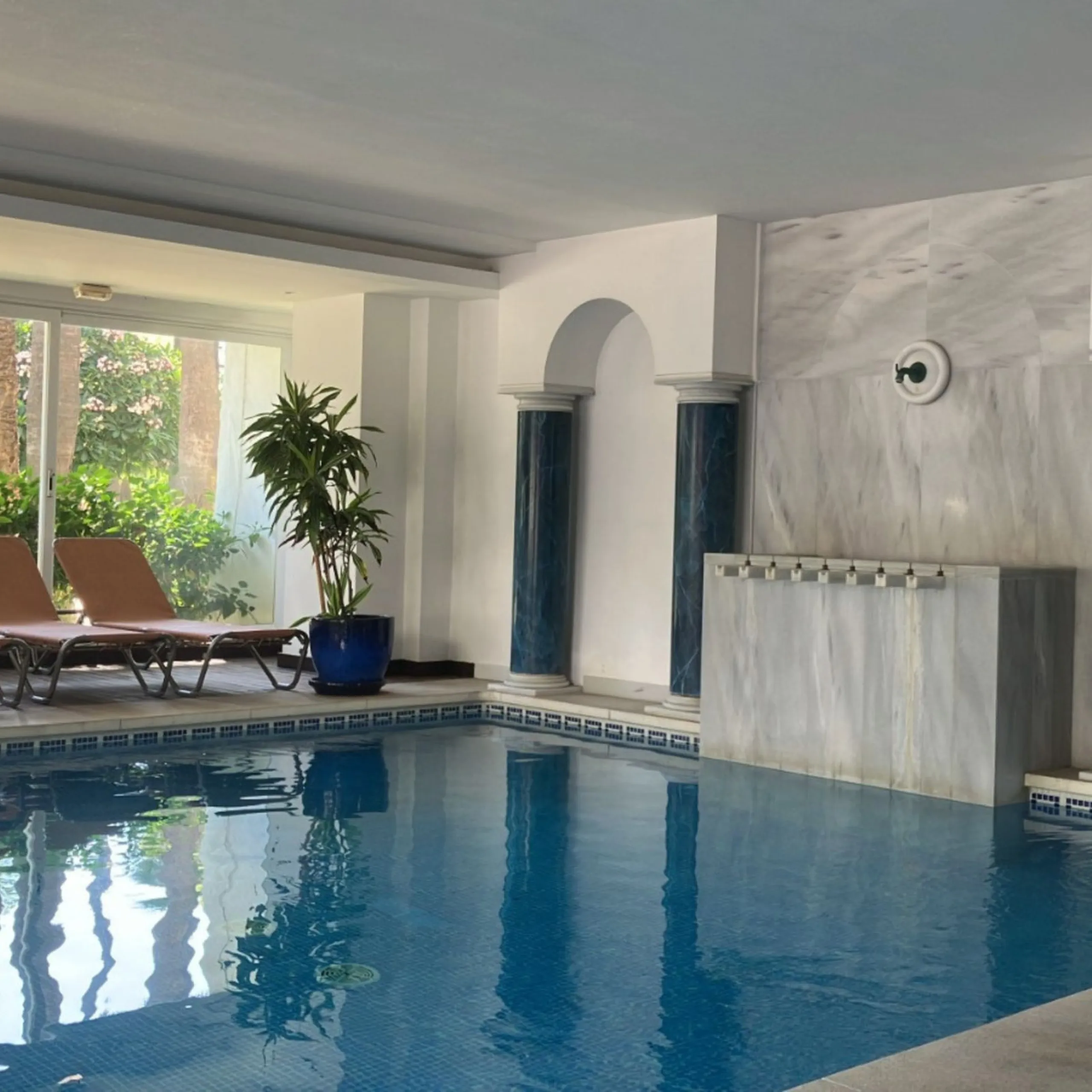 Located in one of the most prestigious residential complexes in Puerto Banús, this elegant ground-floor apartment perfectly blends luxury, comfort, and a prime location. Just 100 metres from the beach and within walking distance of the marina, fine dining