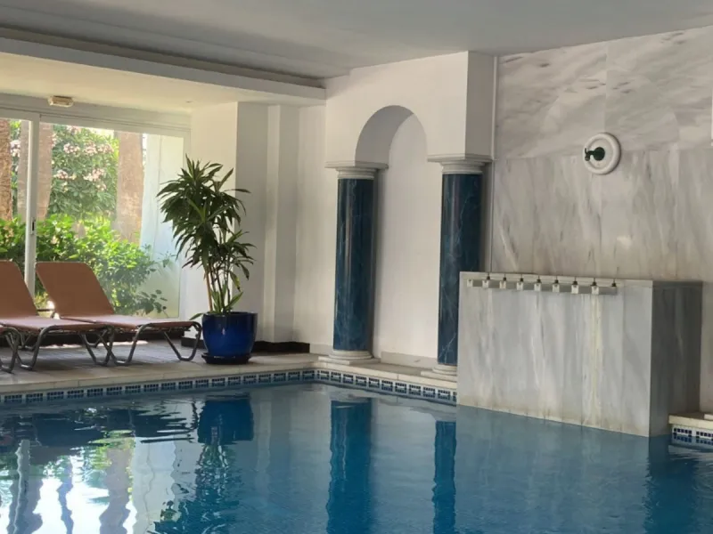 Located in one of the most prestigious residential complexes in Puerto Banús, this elegant ground-floor apartment perfectly blends luxury, comfort, and a prime location. Just 100 metres from the beach and within walking distance of the marina, fine dining