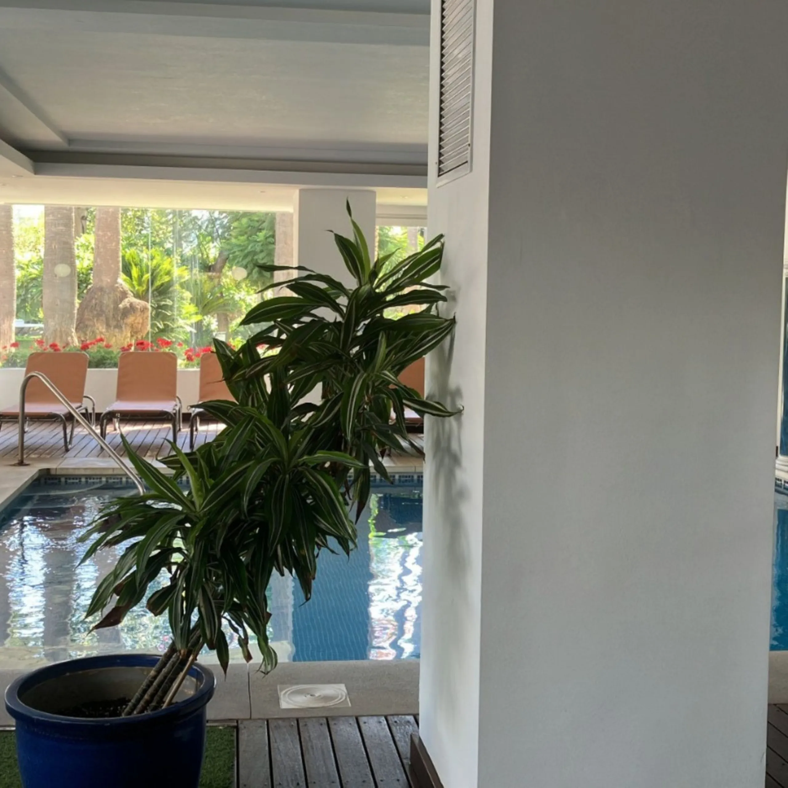 Located in one of the most prestigious residential complexes in Puerto Banús, this elegant ground-floor apartment perfectly blends luxury, comfort, and a prime location. Just 100 metres from the beach and within walking distance of the marina, fine dining