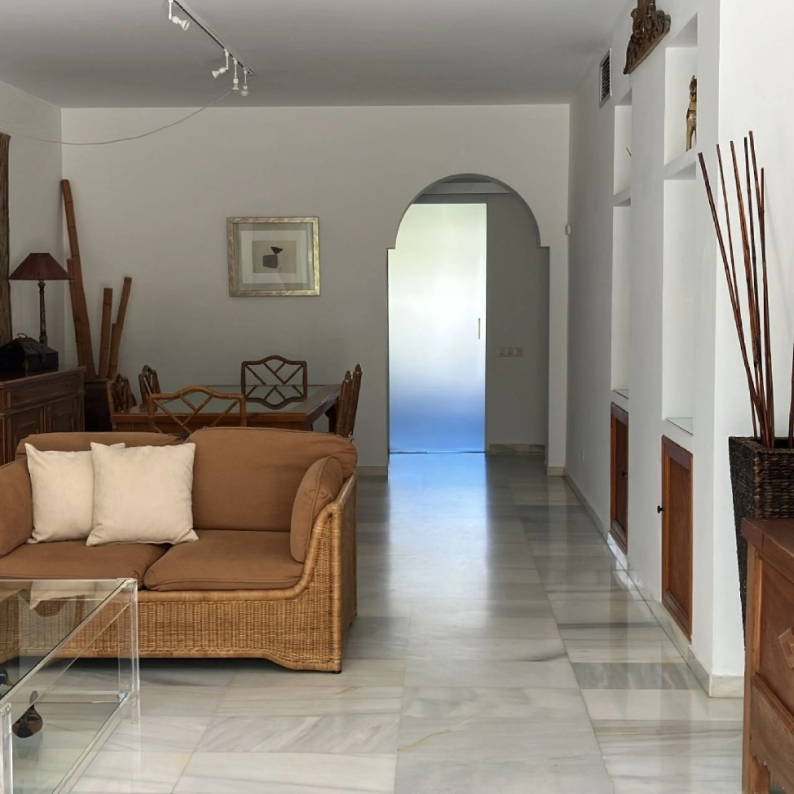 Located in one of the most prestigious residential complexes in Puerto Banús, this elegant ground-floor apartment perfectly blends luxury, comfort, and a prime location. Just 100 metres from the beach and within walking distance of the marina, fine dining