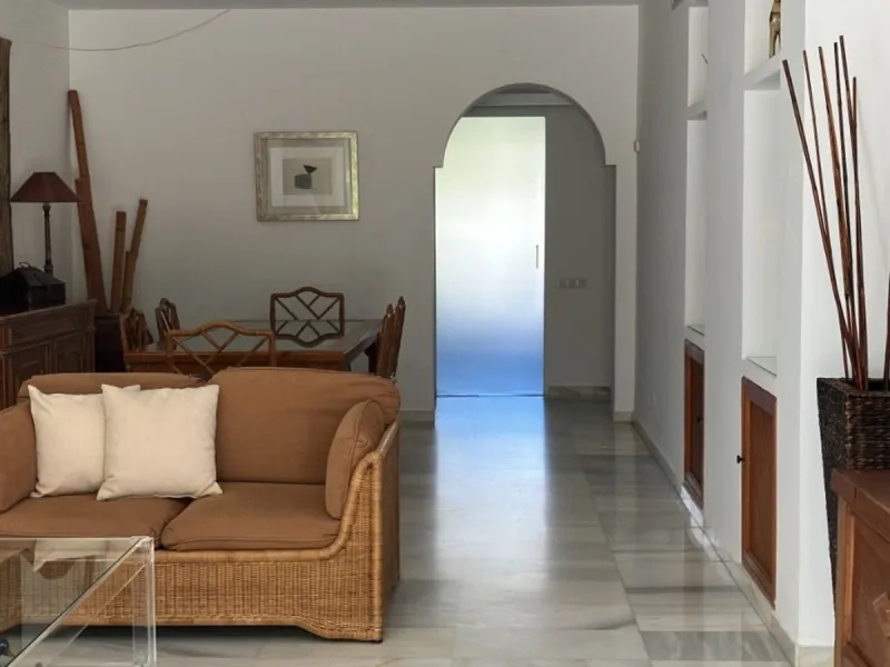 Located in one of the most prestigious residential complexes in Puerto Banús, this elegant ground-floor apartment perfectly blends luxury, comfort, and a prime location. Just 100 metres from the beach and within walking distance of the marina, fine dining