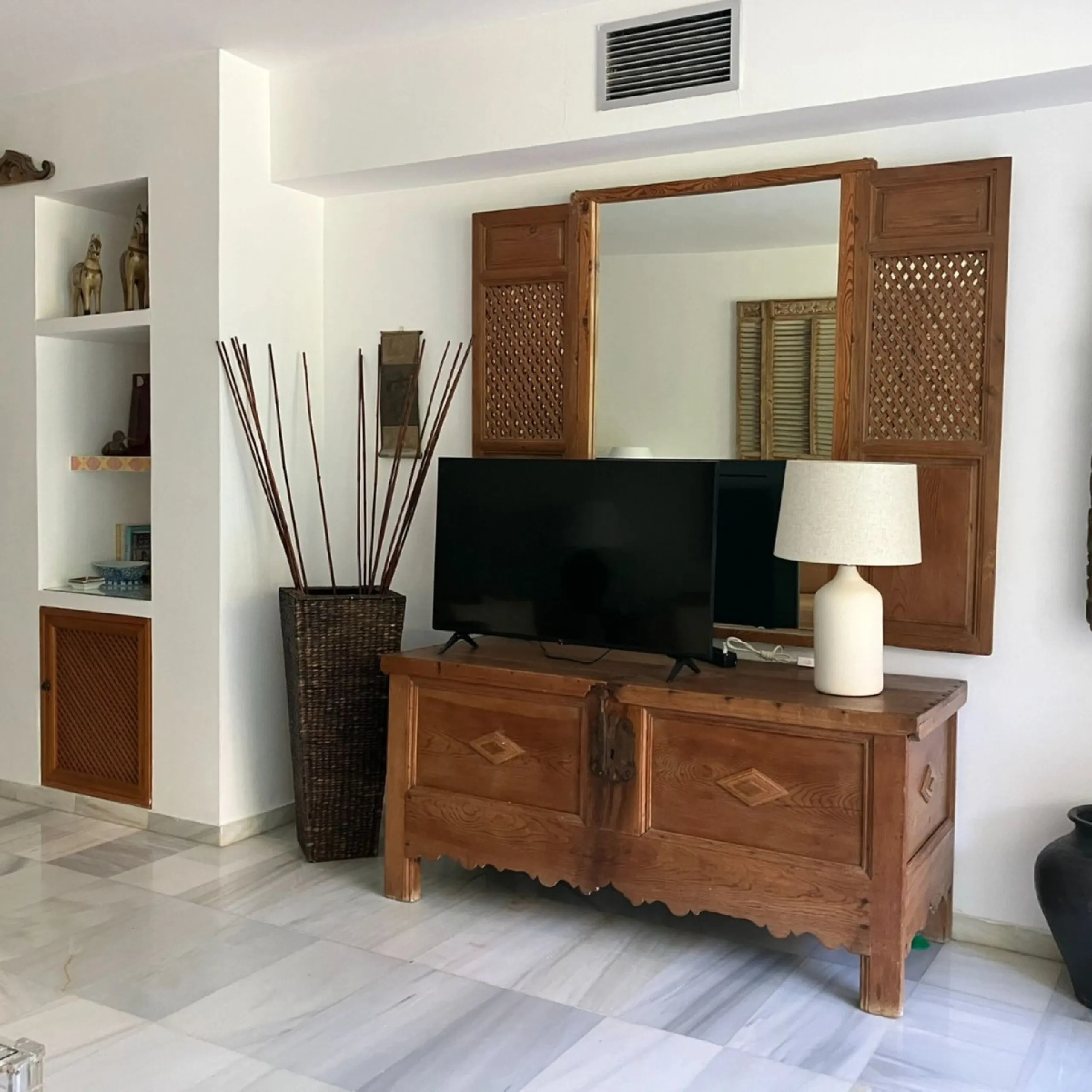 Located in one of the most prestigious residential complexes in Puerto Banús, this elegant ground-floor apartment perfectly blends luxury, comfort, and a prime location. Just 100 metres from the beach and within walking distance of the marina, fine dining